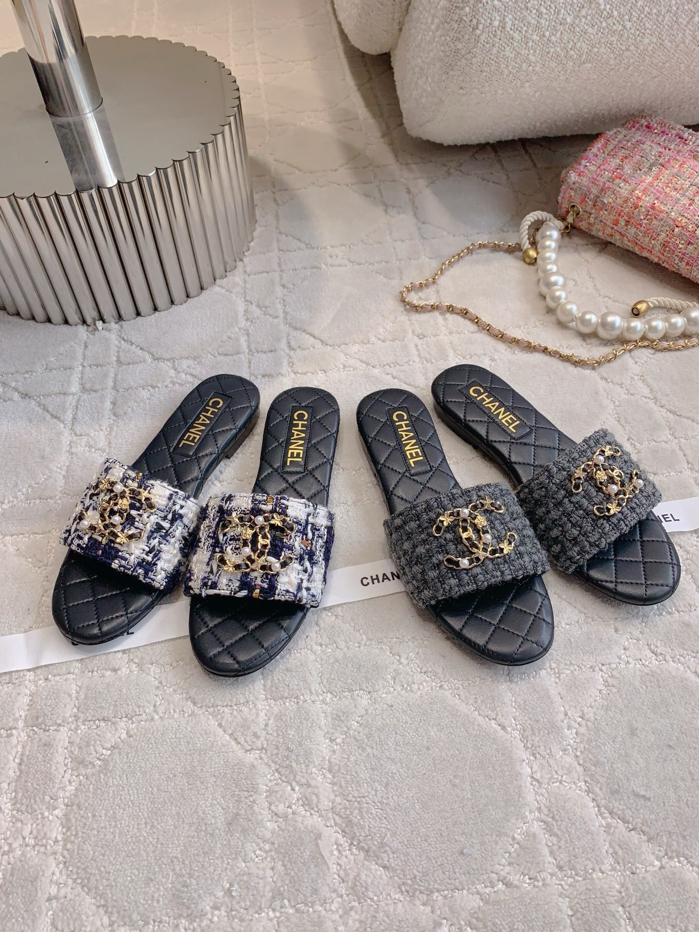 NO:263999,CHANE's latest wool flat slippers, classic and versatile style, very comfortable feet, can be used for any outfit, original wool upper, inner foot pad sheepskin Italian leather outsole Size 35-39 (40 41 42 customized), slippers, chanel, slippers, sheepskin, Leather soles19860909CHANE*新款毛呢平底拖鞋 经典百搭款 脚感非常舒适 任何穿搭都可以驾驭 鞋面原版毛呢 内里垫脚羊皮 意大利真皮大底 尺码35-39（40 41 42定做）,拖鞋,chanel,slippers,sheepskin,Leather soles,Women's Shoes