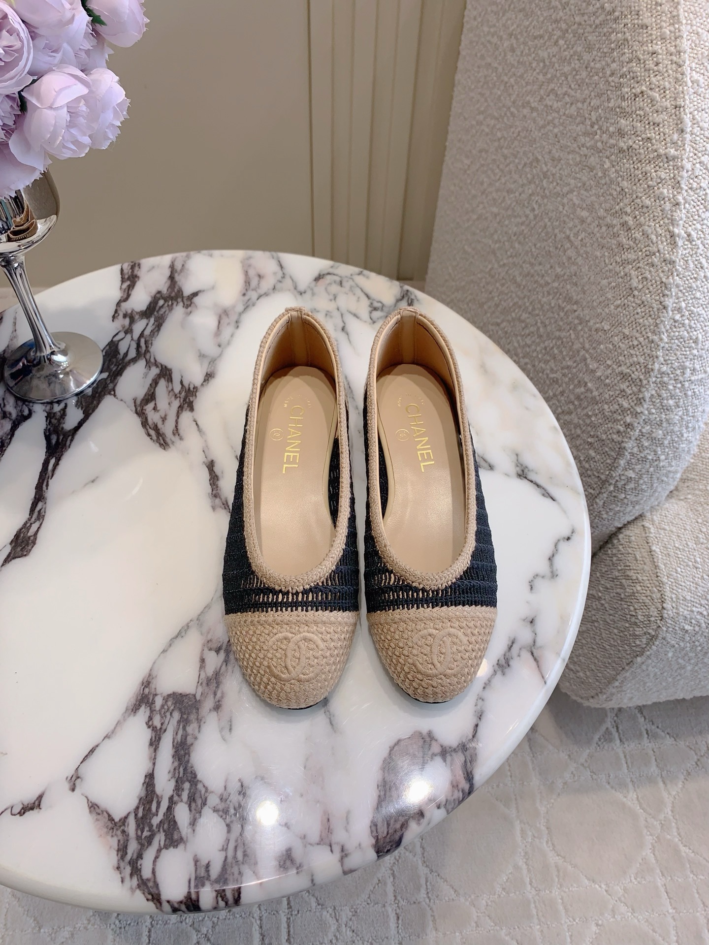 NO:264010,Chane's newest woven hollow ballet shoes, timeless classic style, comfortable and breathable, super easy to wear, relaxed and high-end, essential items for spring and summer, original woven fabric, footbed sheepskin, Italian leather outsole, size 35-39 (customized for 40 41), ballet shoes, chanel, sheepskin, Leather soles19860909Chane*新款编织镂空芭蕾舞鞋 永恒的经典款 舒适透气超好穿 松弛的高级感 春夏必备单品  鞋面原版编织面料 垫脚羊皮 意大利真皮大底 尺码35-39（40 41定做）,芭蕾舞鞋,chanel,sheepskin,Leather soles,Women's Shoes