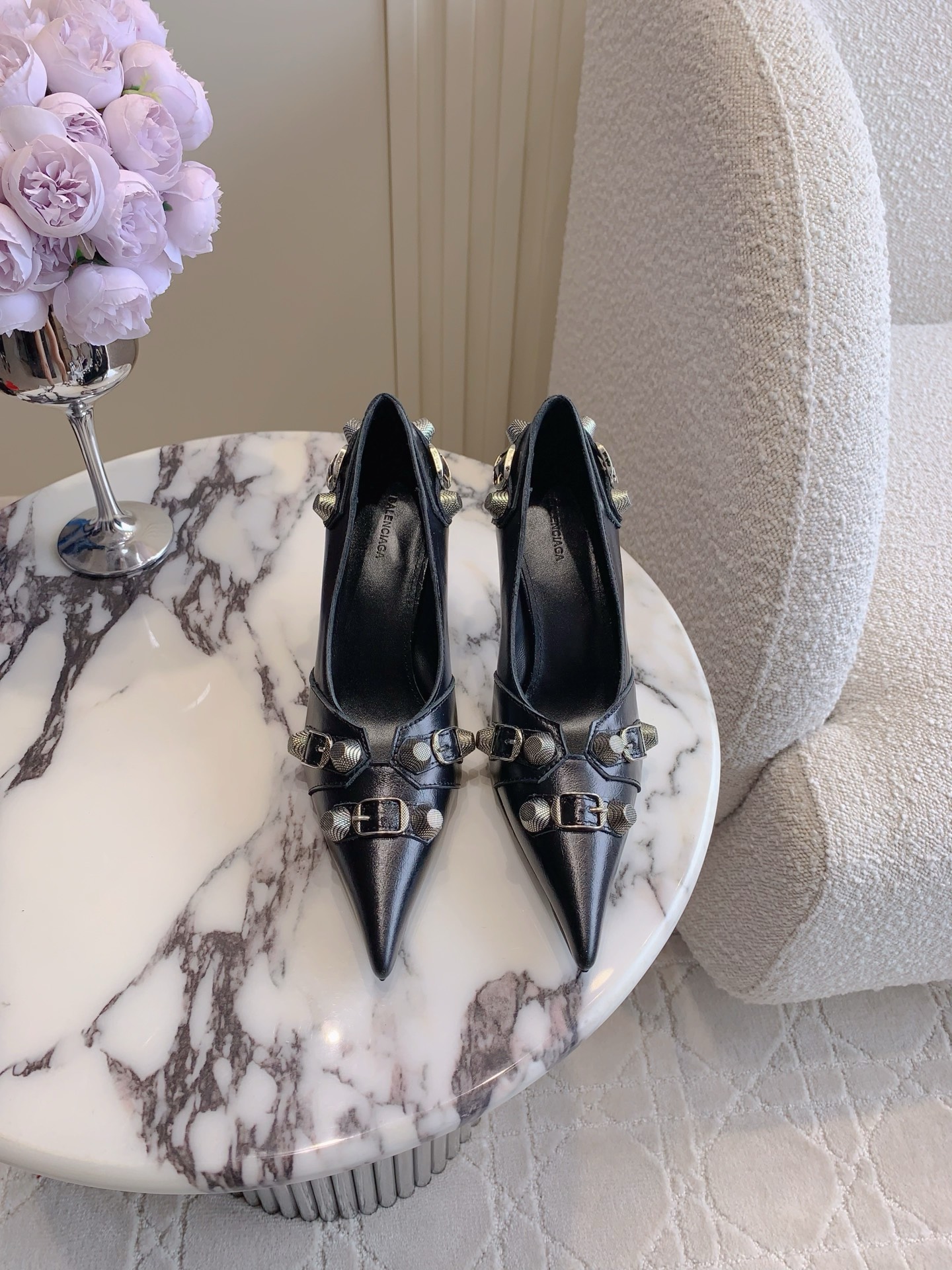NO:391778,Balenciag* classic rivet motorcycle high heels, sweet and cool girl's favorite, it's really hot to wear, must-have for hot girls, upper cowhide, original mold opening hardware, inner foot pad sheepskin, Italian leather outsole, heel height 8.5cm, size 35-39 (34 40 41 custom made), high heels, balenciaga, high heels, cowhide, sheepskin, Leather soles19860909Balenciag*经典铆钉机车高跟鞋 甜酷girl的最爱 上脚真的太辣了 辣妹必备 鞋面牛皮 原版开模五金 内里垫脚羊皮 意大利真皮大底 跟高8.5cm 尺码35-39（34 40 41定做）,高跟鞋单鞋,balenciaga,high heels,cowhide,sheepskin,Leather soles,Women's Shoes