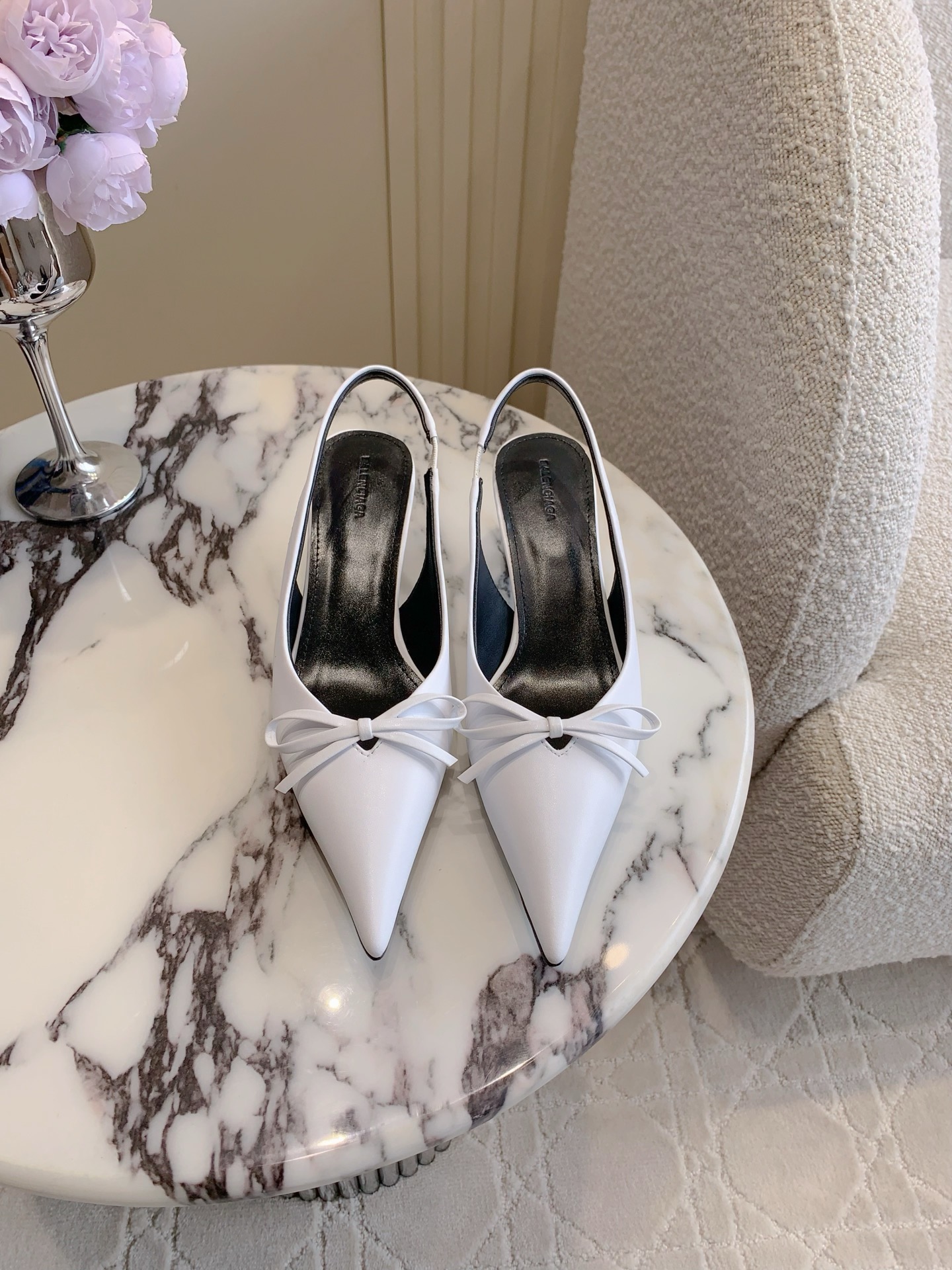 NO:391750,Balenciag* classic bow-length high heels with small pointed toe design lengthen the leg lines. The bow decoration adds a bit of sweetness and cuteness. Upper silk/cowhide, inner foot pad sheepskin Italian leather outsole Heel height 4cm Size 35-39 (34 40 41 42 43 Customized), high heels sandals, balenciaga, sandals, high heels, cowhide, sheepskin, real silk, Leather soles19860909Balenciag*经典款蝴蝶结后空高跟鞋 小尖头设计拉长腿部线条 蝴蝶结装饰增添几分甜美可爱 鞋面真丝/牛皮 内里垫脚羊皮 意大利真皮大底 跟高4cm 尺码35-39（34 40 41 42 43定做）,高跟鞋凉鞋,balenciaga,sandals,high heels,cowhide,sheepskin,real silk,Leather soles,Women's Shoes