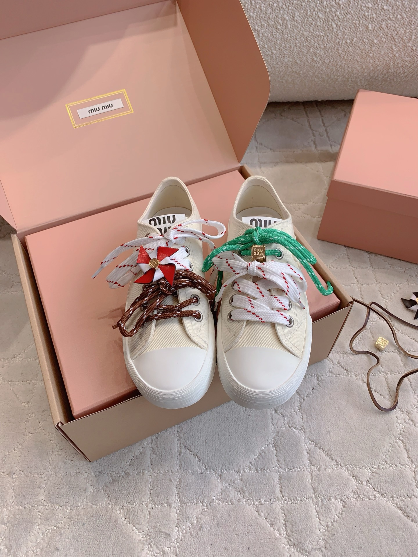 NO:406039,(20 accessories are required) miu new canvas casual shoes. It looks so good on the feet. Close your eyes and can be used in all kinds of outfits. It is versatile and comfortable. It can be matched all year round. Original product has been purchased and developed. Original model open-molded sole. Size 35-39 (customized for 40), casual shoes/sports shoes, miumiu, sneakers19860909（需要配饰20） miu 新款帆布休闲鞋 上脚太好看啦 闭眼入 各种穿搭都能驾驭 百搭又舒适 一年四季都能搭配 原版购入开发面料 原版开模大底 尺码35-39（40定做）,休闲鞋/运动鞋,miumiu,sneakers,Women's Shoes