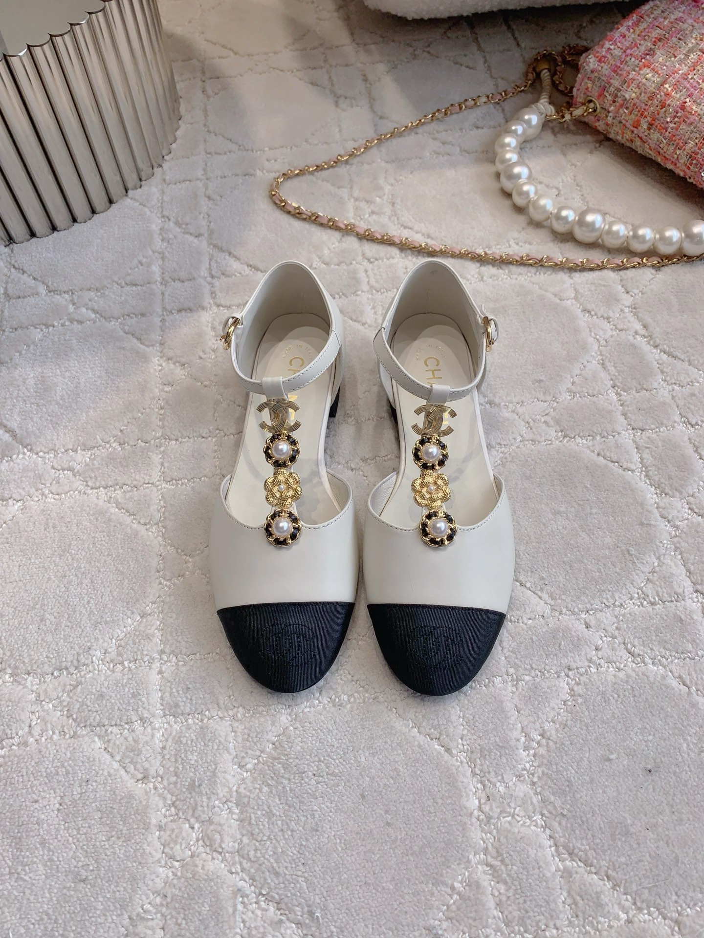 NO:391801,CHANE's newest Mary Jane single shoes. The high-end feeling of Xiangjia always makes people feel capitalized. It looks simple and very high-end on the feet. Absolutely girly. Comfortable and easy to wear. Original calfskin upper, inner footbed sheepskin Italian leather outsole. Size 35-39 (customized for 40 41), single shoes, Mary Jane, chanel, chanel, mary jane, cowhide, sheepskin, Leather soles19860909CHANE*新款玛丽珍单鞋 香家高级感这块总让人大写的服气 看起来简单的款式 但上脚就莫名很高级 绝对的少女感 舒适好穿 鞋面原版小牛皮 内里垫脚羊皮 意大利真皮大底 尺码35-39（40 41定做）,单鞋玛丽珍,chanel,chanel,mary jane,cowhide,sheepskin,Leather soles,Women's Shoes