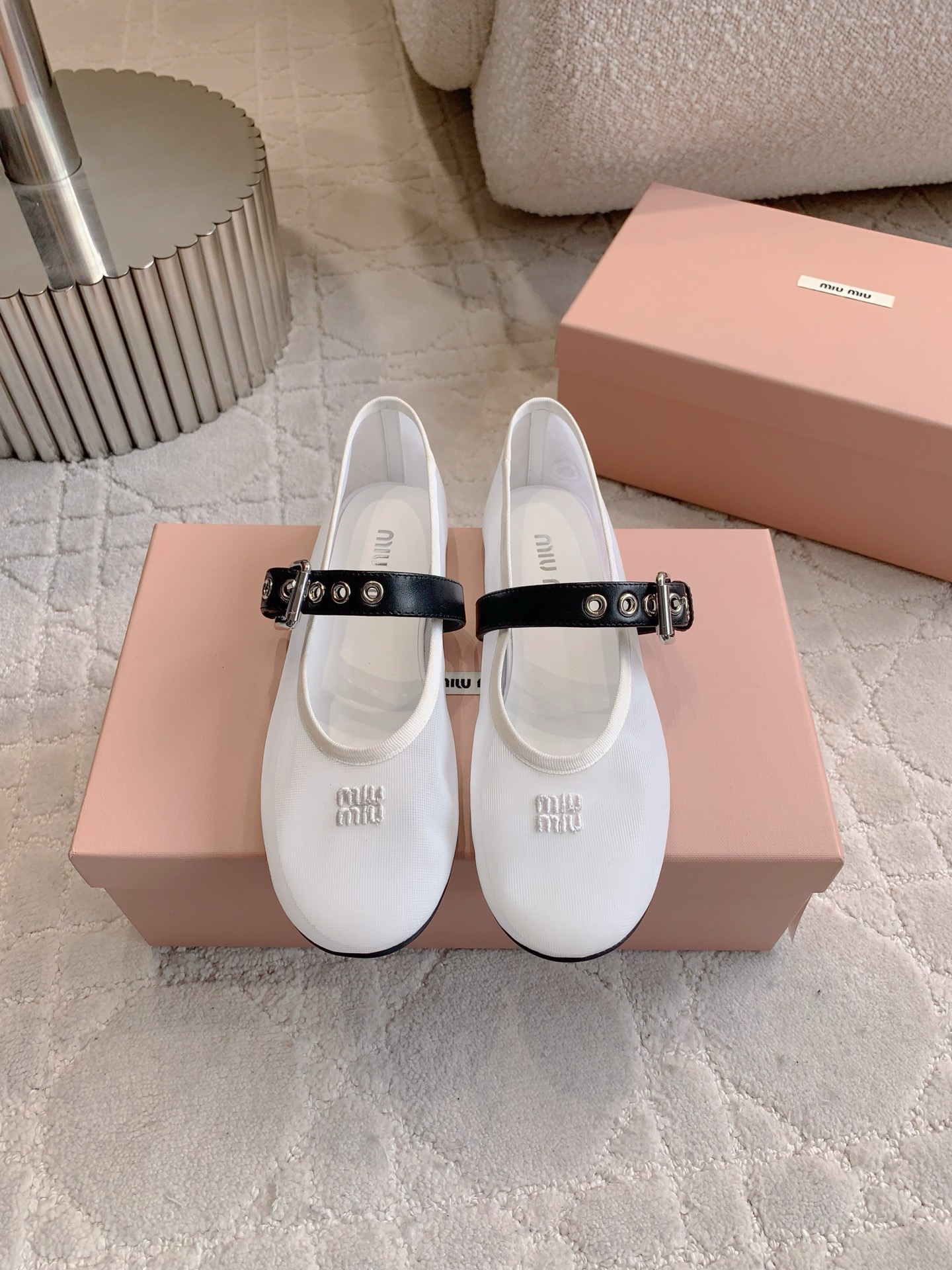 NO:406057,Miu's new mesh Mary Jane single shoes, comfortable and breathable, super easy to wear, very exquisite buckle decoration, well-behaved and age-reducing, original high-density mesh on the upper, footbed sheepskin, original mold open sole, size 35-39 (customized for 40), single shoes, miumiu, mary jane, sheepskin19860909miu新款网纱玛丽珍单鞋 舒适透气 超好穿 搭扣装饰非常精致 乖巧减龄 鞋面原版高密度网纱 垫脚羊皮 原版开模大底 尺码35-39（40定做）,单鞋,miumiu,mary jane,sheepskin,Women's Shoes