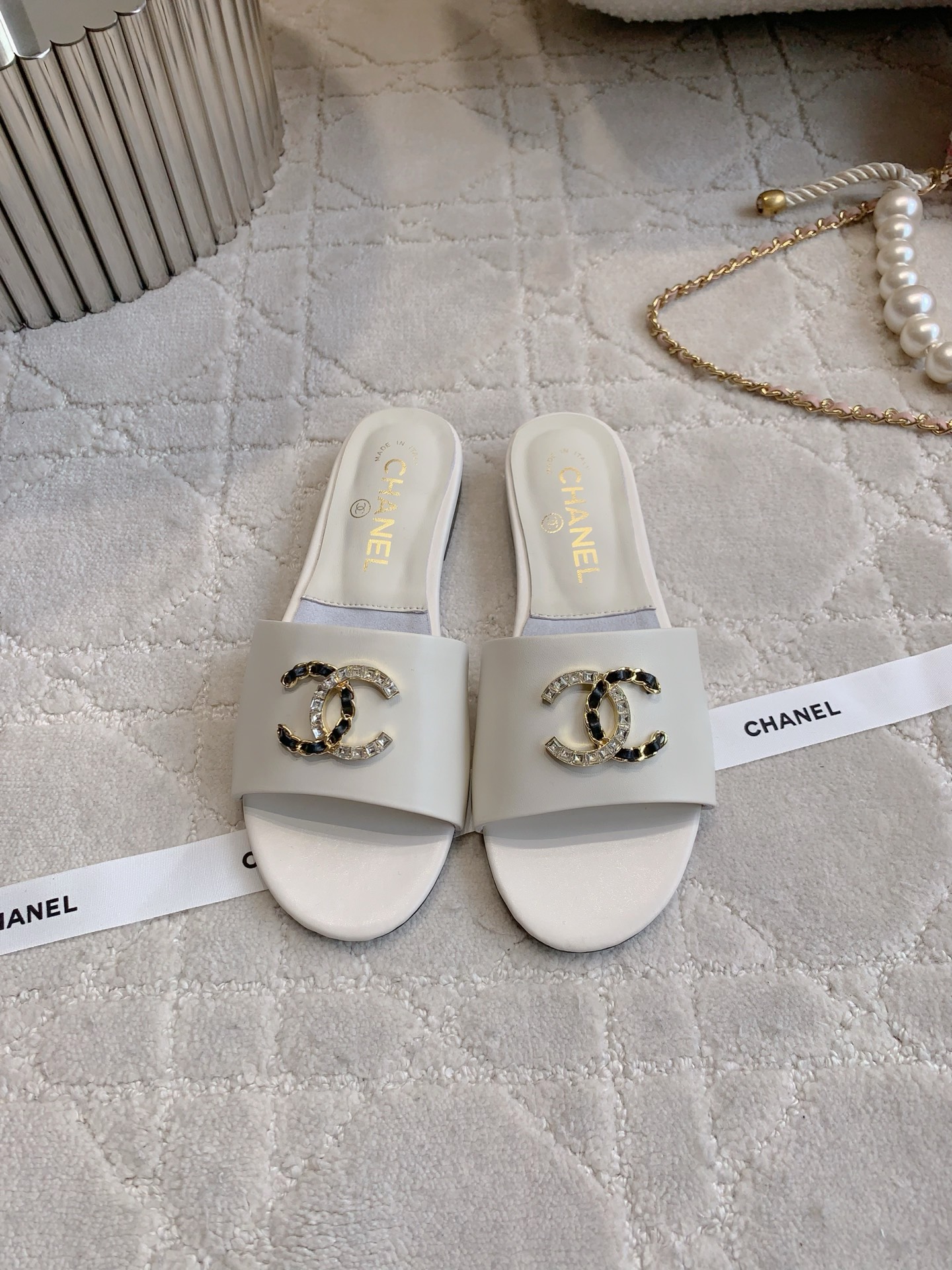 NO:391729,Chane's newest flat slippers, classic vacation style, double C logo decoration simple and refreshing, versatile items, calfskin upper, inner footbed sheepskin Italian leather outsole size 35-39 (40 41 custom made), slippers, chanel, slippers, cowhide, sheepskin, Leather soles19860909Chane*新款平底拖鞋 经典度假风 双Ｃ logo装饰简约清爽 百搭单品 鞋面小牛皮 内里垫脚羊皮 意大利真皮大底 尺码35-39（40 41定做）,拖鞋,chanel,slippers,cowhide,sheepskin,Leather soles,Women's Shoes