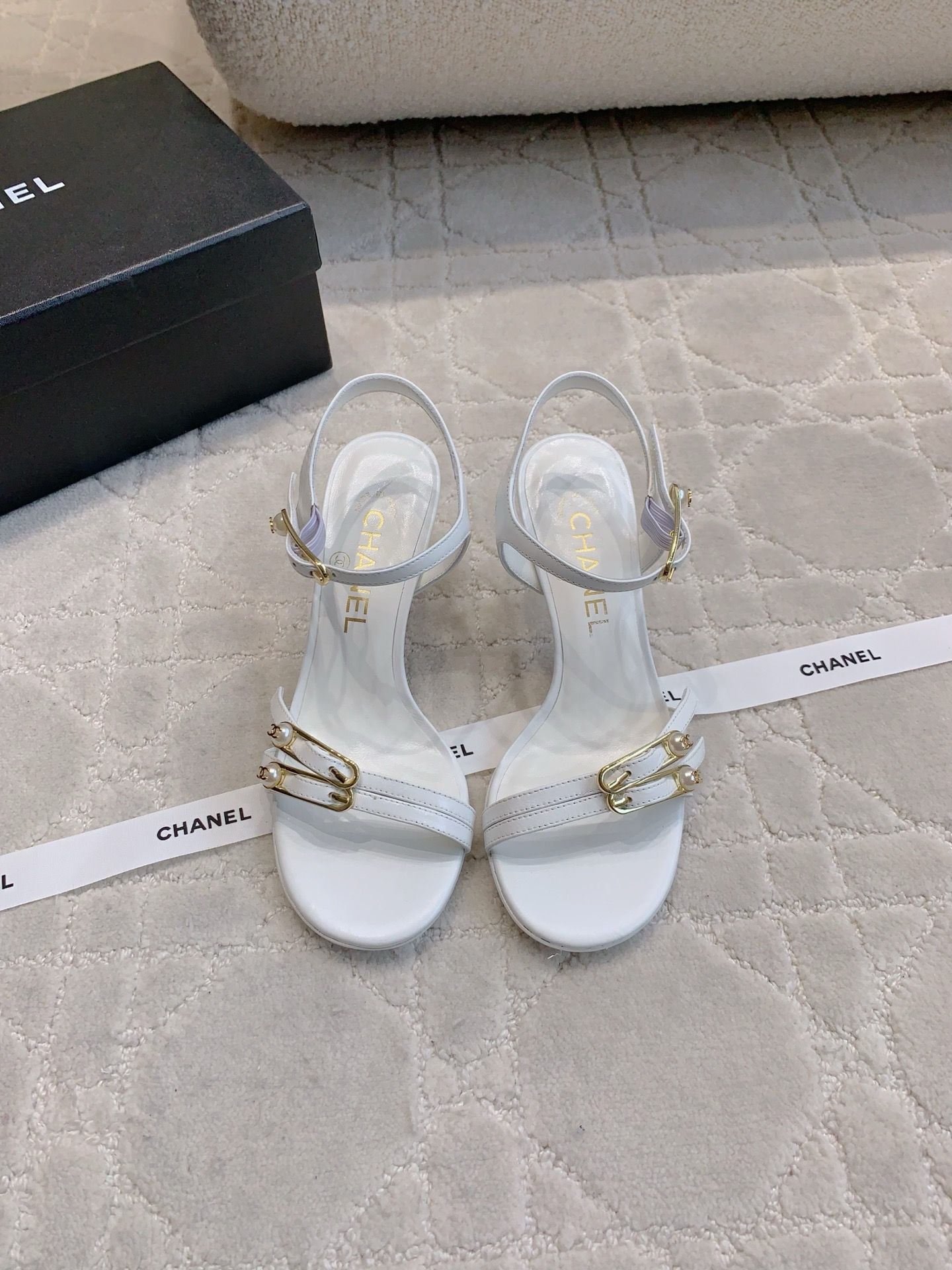 NO:391785,CHANE's newest pin high heel sandals exquisite and delicate, superb on the feet, simple and high-end feeling, calfskin upper, original mold opening hardware, inner foot pad sheepskin Italian leather outsole Heel height 7.5cm Size 35-39 (customized for 40), high heels sandals, chanel, sandals, high heels, cowhide, sheepskin, Leather soles19860909CHANE*新款别针高跟凉鞋 精致又秀气 上脚超赞 简约的高级感 鞋面小牛皮 原版开模五金 内里垫脚羊皮 意大利真皮大底 跟高7.5cm 尺码35-39（40定做）,高跟鞋凉鞋,chanel,sandals,high heels,cowhide,sheepskin,Leather soles,Women's Shoes