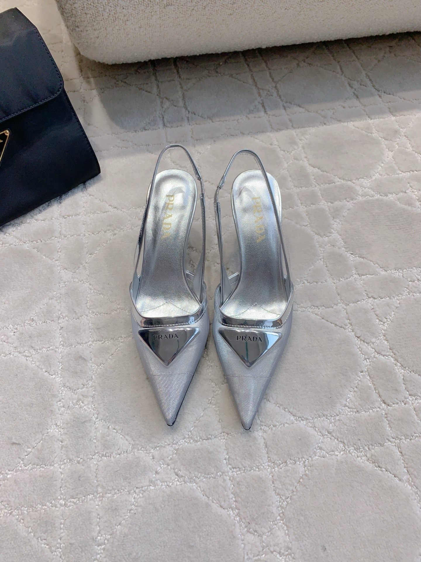 NO:407471,Prad* new pointed mesh high heels, classic triangle embellishment, simple and high-end feeling, really slim on the feet, temperamental young lady loves one heart, absolutely beautiful, imported high density mesh on the upper, ZP mold opening triangle mark, footbed sheepskin Italian leather outsole Heel height 7.5cm Size 35-39 (34 40 41 custom made), high heels sandals, prada, sandals, high heels, sheepskin, Leather soles19860909Prad*新款尖头网纱高跟鞋 经典三角标点缀 简约的高级感 上脚真的很显瘦 气质小姐姐单心头爱 绝绝子好看 鞋面进口高密度网纱 ZP开模三角标 垫脚羊皮 意大利真皮大底 跟高7.5cm 尺码35-39（34 40 41定做）,高跟鞋凉鞋,prada,sandals,high heels,sheepskin,Leather soles,Women's Shoes