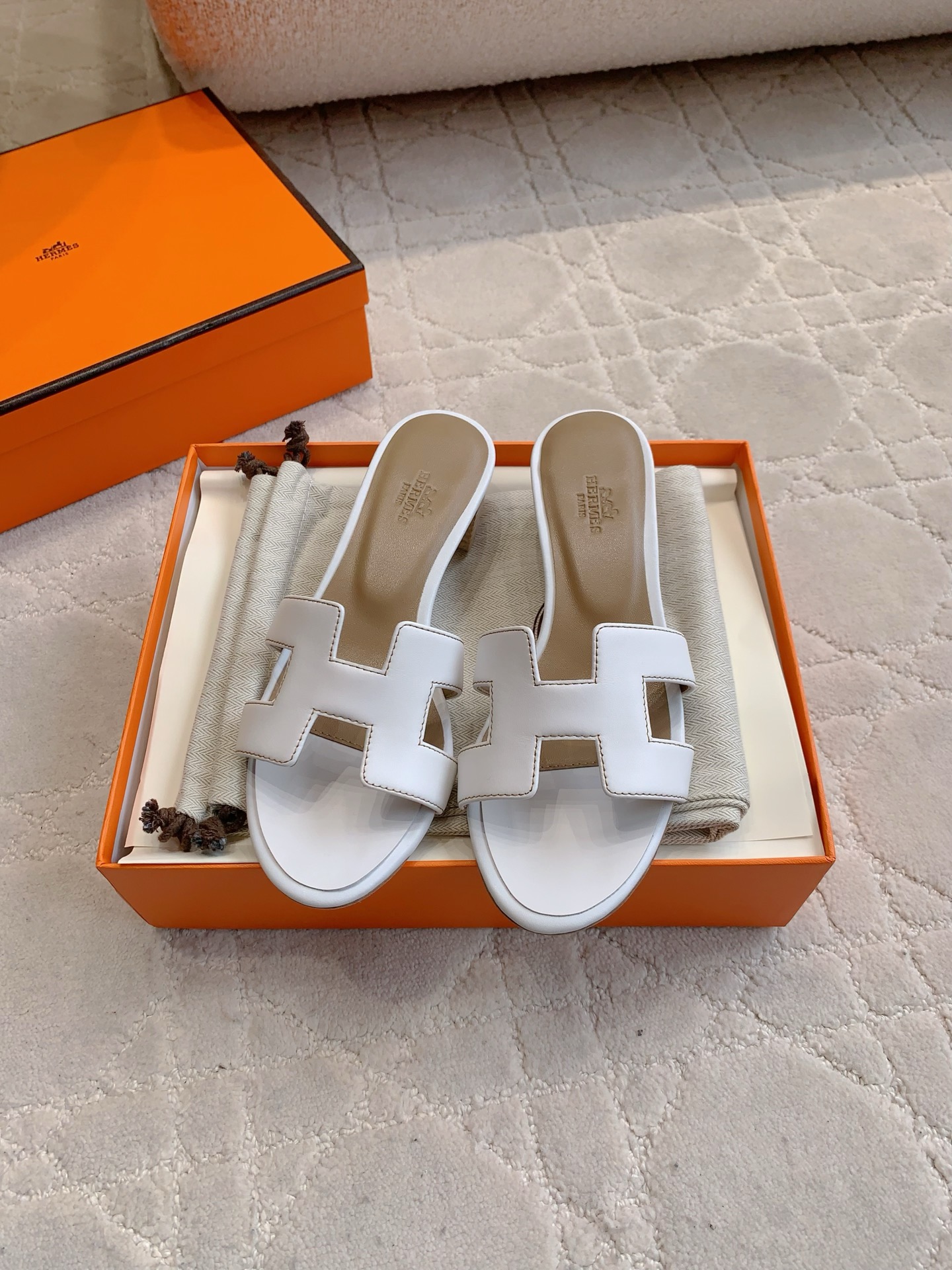 NO:266383,HERME* Classic H-scroll high heel lengthens the leg lines, thick heel design is super easy to wear, must-have for versatile summer, cowhide, inner footbed sheepskin, original molded leather outsole, heel height 5cm, size 36-40 (35 41 42 customized), slippers, hermes, slippers, cowhide, sheepskin, Leather soles19860909HERME* 经典款H拖 高跟款拉长腿部线条 粗跟设计超好穿 夏季百搭必入款 鞋面牛皮 内里垫脚羊皮 原版开模真皮大底 跟高5cm  码数36-40（35 41 42定做）,拖鞋,hermes,slippers,cowhide,sheepskin,Leather soles,Women's Shoes