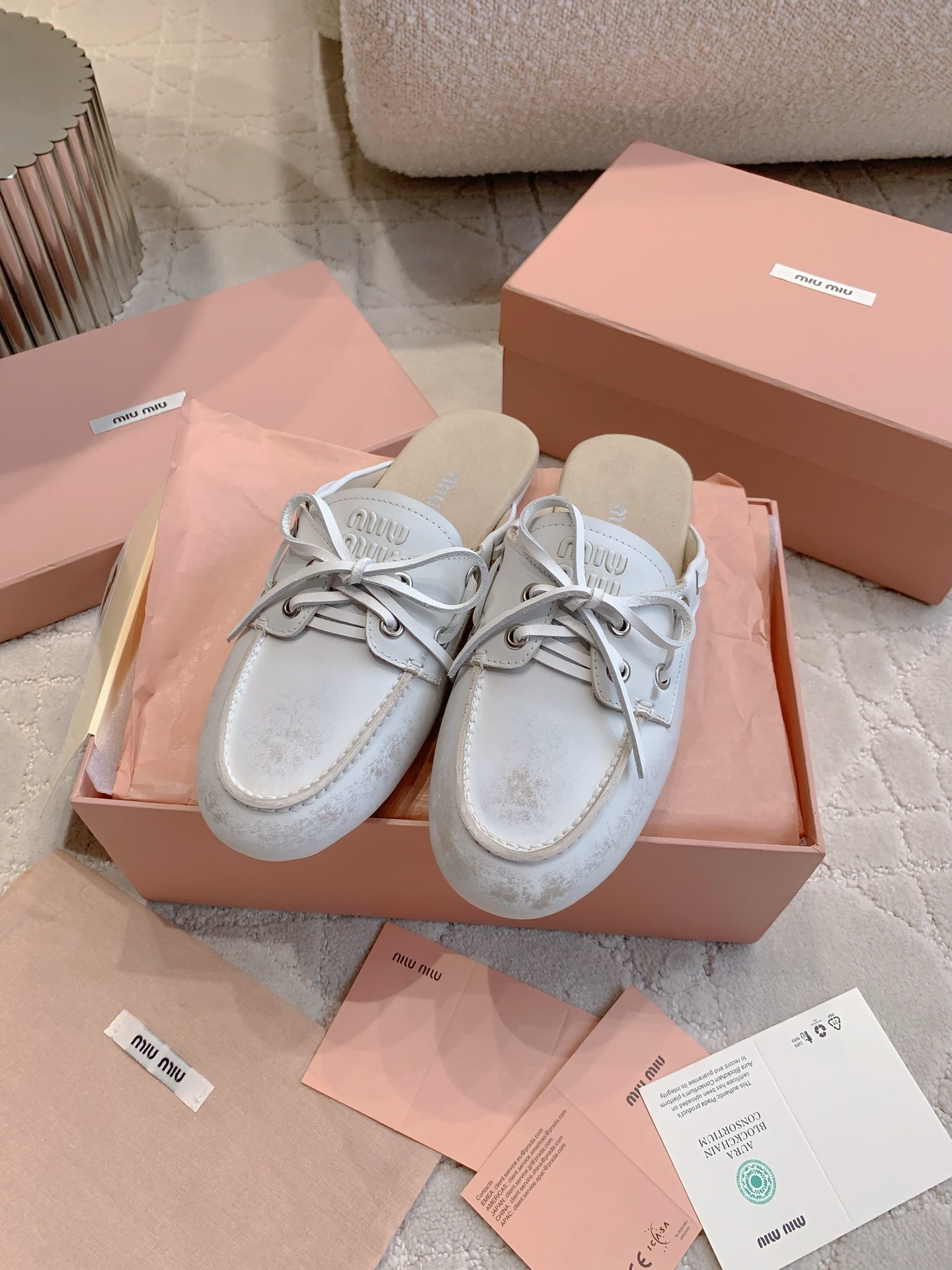 NO:406033,Miu New lace-up flat-soled sailboat semi-slippers, high-quality texture, old-fashioned style, high-end, college style, so beautiful, closed eyes, can be used to control all kinds of outfits, versatile and comfortable, size 35-39 (customized for 40), semi-torque, miumiu, slippers19860909miu 新款系带平底帆船半拖鞋 高级质感老钱风拉满 女高减龄学院风 上脚太好看啦 闭眼入 各种穿搭都能驾驭 百搭又舒适  尺码35-39（40定做）,半拖,miumiu,slippers,Women's Shoes