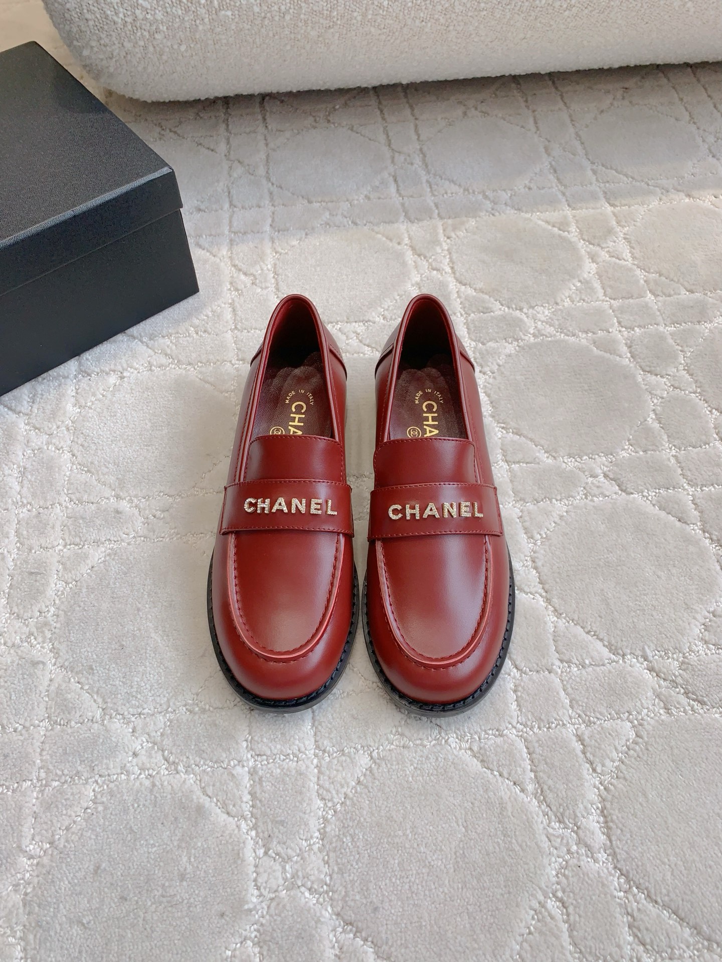 NO:406238,CHANE's newest rhinestone buckle Love series The high-end style of Xiangjia always makes people feel capitalized. It looks simple style but it is inexplicably high-end. Absolute girlish feeling. Comfortable and easy to wear. Calfskin upper, inner footbed sheepskin Italian leather outsole. Size 35-39 (customized for 40 41), loafers, chanel, chanel, loafers, cowhide, sheepskin, Leather soles19860909批半拖 单鞋 CHANE*新款水钻扣乐福系列 香家高级感这块总让人大写的服气 看起来简单的款式 但上脚就莫名很高级 绝对的少女感 舒适好穿 鞋面小牛皮 内里垫脚羊皮 意大利真皮大底 尺码35-39（40 41定做）,乐福鞋半拖,chanel,chanel,loafers,cowhide,sheepskin,Leather soles,Women's Shoes