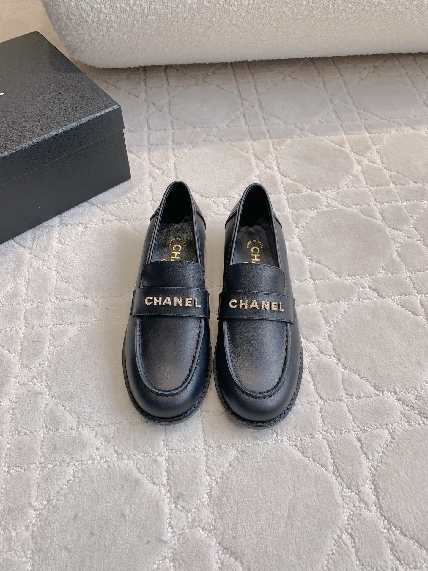 NO:406235,CHANE's newest rhinestone buckle Love series The high-end style of Xiangjia always makes people feel capitalized. It looks simple style but it is inexplicably high-end. Absolute girlish feeling. Comfortable and easy to wear. Calfskin upper, inner footbed sheepskin Italian leather outsole. Size 35-39 (customized for 40 41), loafers, chanel, chanel, loafers, cowhide, sheepskin, Leather soles19860909批半拖 单鞋 CHANE*新款水钻扣乐福系列 香家高级感这块总让人大写的服气 看起来简单的款式 但上脚就莫名很高级 绝对的少女感 舒适好穿 鞋面小牛皮 内里垫脚羊皮 意大利真皮大底 尺码35-39（40 41定做）,乐福鞋半拖,chanel,chanel,loafers,cowhide,sheepskin,Leather soles,Women's Shoes