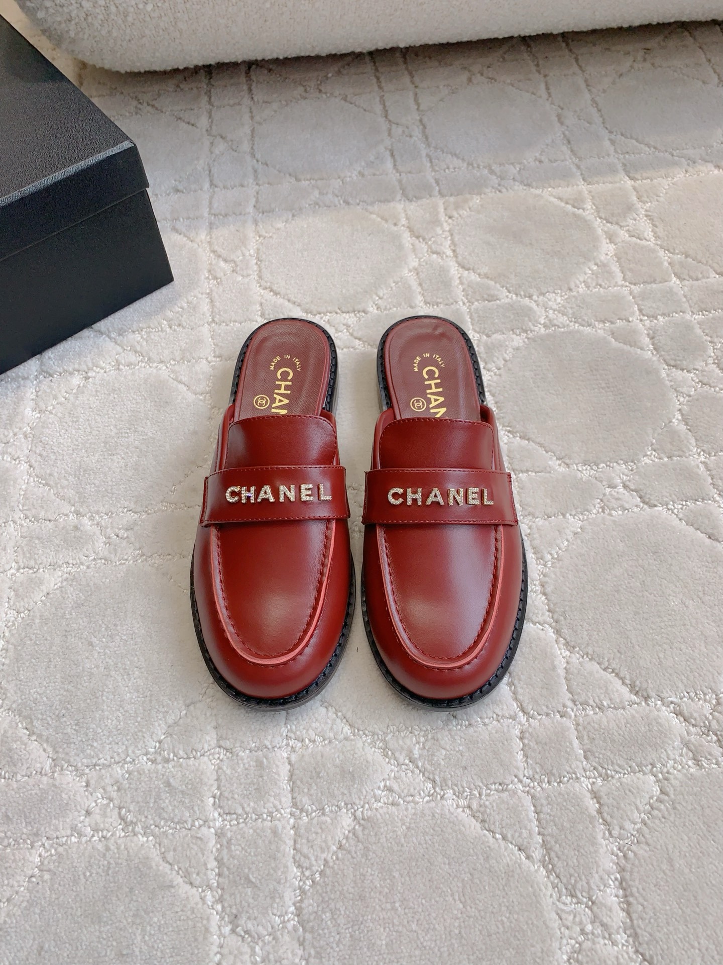 NO:406241,CHANE's newest rhinestone buckle Love series The high-end style of Xiangjia always makes people feel capitalized. It looks simple style but it is inexplicably high-end. Absolute girlish feeling. Comfortable and easy to wear. Calfskin upper, inner footbed sheepskin Italian leather outsole. Size 35-39 (customized for 40 41), loafers, chanel, chanel, loafers, cowhide, sheepskin, Leather soles19860909批半拖 单鞋 CHANE*新款水钻扣乐福系列 香家高级感这块总让人大写的服气 看起来简单的款式 但上脚就莫名很高级 绝对的少女感 舒适好穿 鞋面小牛皮 内里垫脚羊皮 意大利真皮大底 尺码35-39（40 41定做）,乐福鞋半拖,chanel,chanel,loafers,cowhide,sheepskin,Leather soles,Women's Shoes