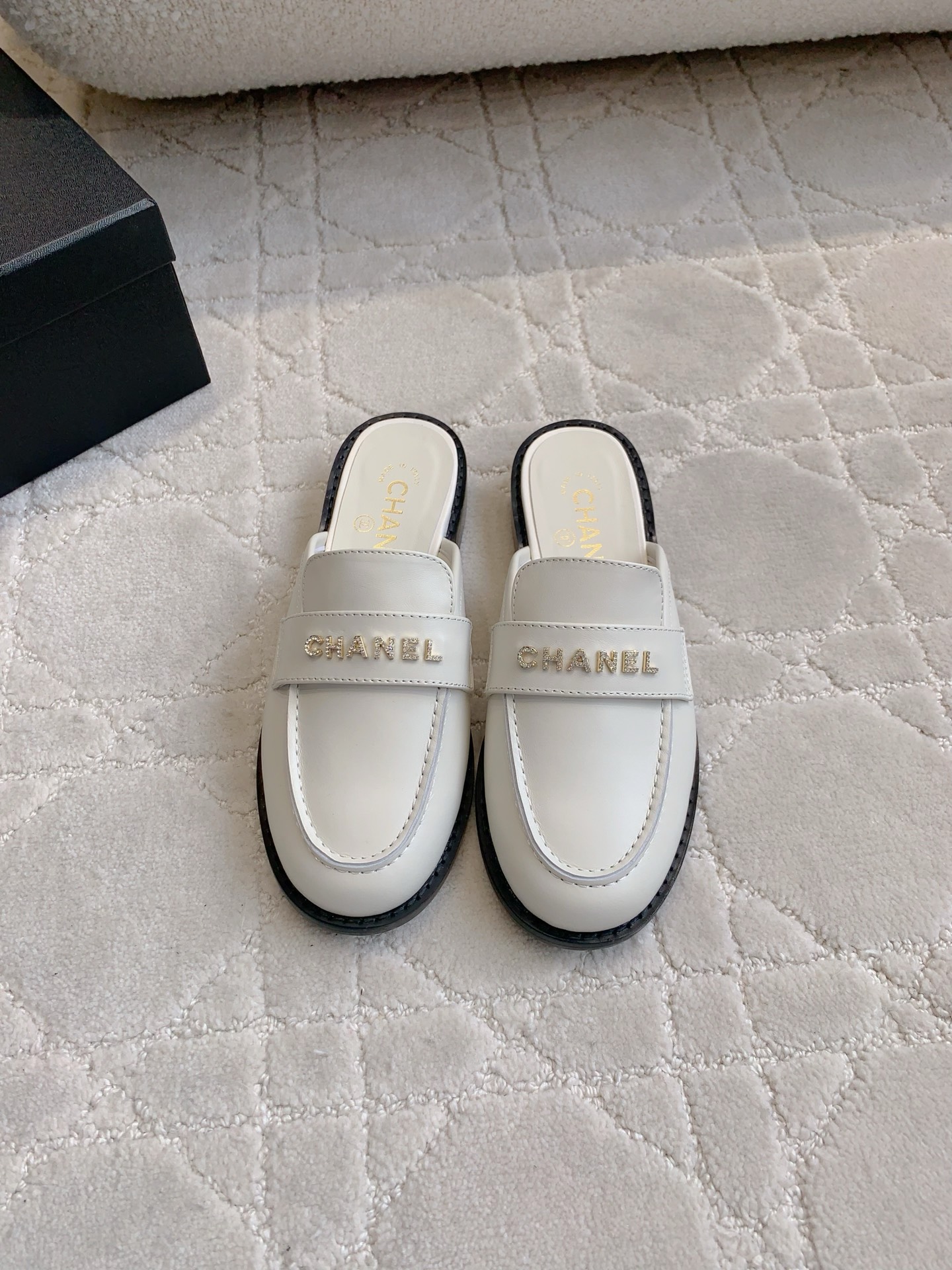 NO:391774,Semi-torque single shoes CHANE's newest rhinestone buckle Love series Xiangjia high-end feel always convincing. It looks simple style but it is inexplicably high-end on the feet. Absolute girlish feeling. Comfortable and easy to wear. Upper calfskin, inner footbed sheepskin Italian leather outsole. Size 35-39 (customized for 40 41), loafers semi-torque, chanel, chanel, loafers, cowhide, sheepskin, Leather soles19860909半拖 单鞋 CHANE*新款水钻扣乐福系列 香家高级感这块总让人大写的服气 看起来简单的款式 但上脚就莫名很高级 绝对的少女感 舒适好穿 鞋面小牛皮 内里垫脚羊皮 意大利真皮大底 尺码35-39（40 41定做）,乐福鞋半拖,chanel,chanel,loafers,cowhide,sheepskin,Leather soles,Women's Shoes