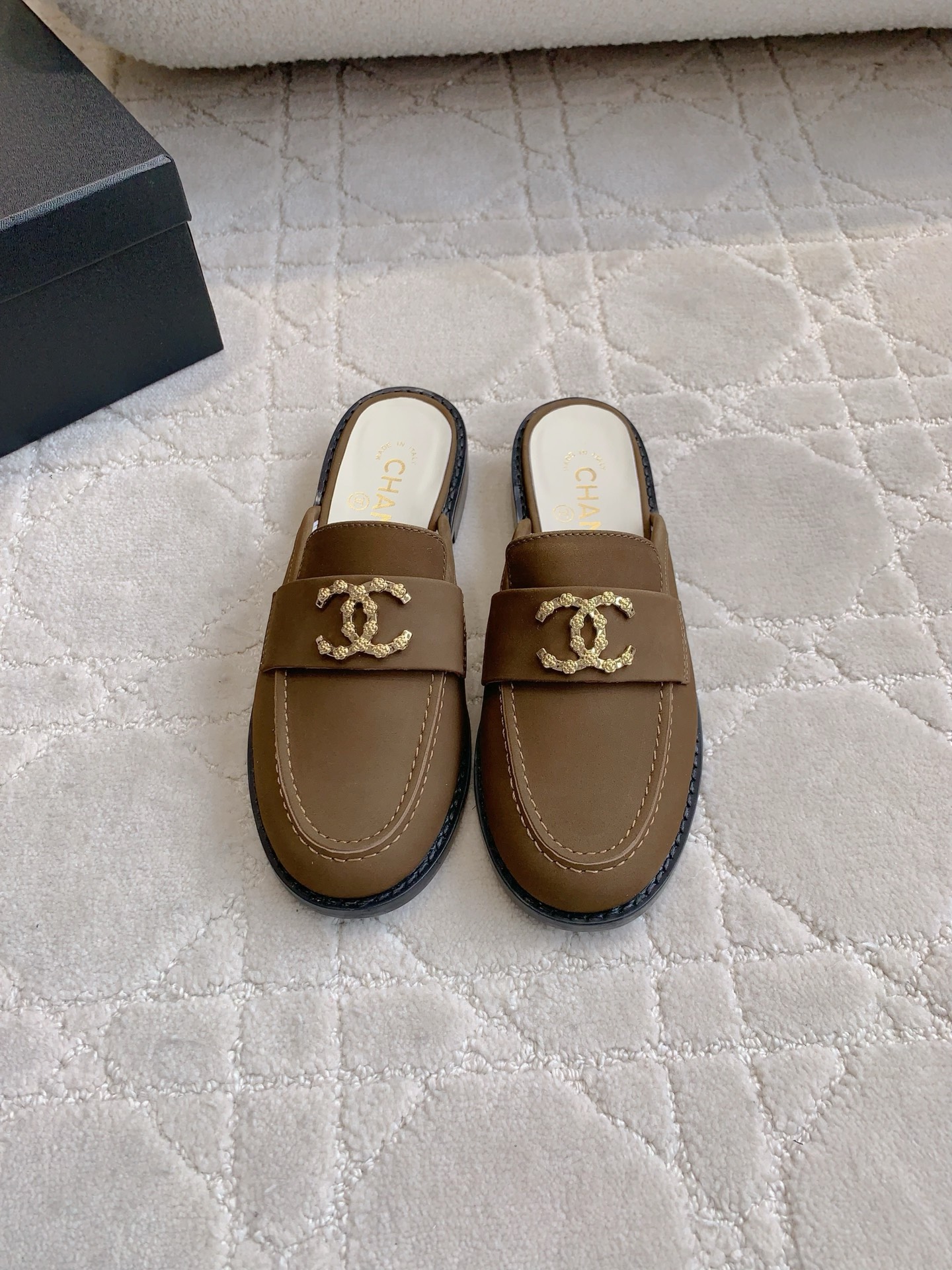 NO:406228,CHANE* new double C button muller half slippers. Xiangjia high-end feel is always convincing. It looks simple but it is inexplicably high-end on the feet. Absolute girlish feeling. Comfortable and easy to wear. Calfskin upper, inner footbed sheepskin Italian leather outsole. Size 35-39 (40 41 custom made), semi-torque, chanel, chanel, slippers, cowhide, sheepskin, Leather soles19860909批 CHANE*新款双C扣穆勒半拖鞋 香家高级感这块总让人大写的服气 看起来简单的款式 但上脚就莫名很高级 绝对的少女感 舒适好穿 鞋面小牛皮 内里垫脚羊皮 意大利真皮大底 尺码35-39（40 41定做）,半拖,chanel,chanel,slippers,cowhide,sheepskin,Leather soles,Women's Shoes