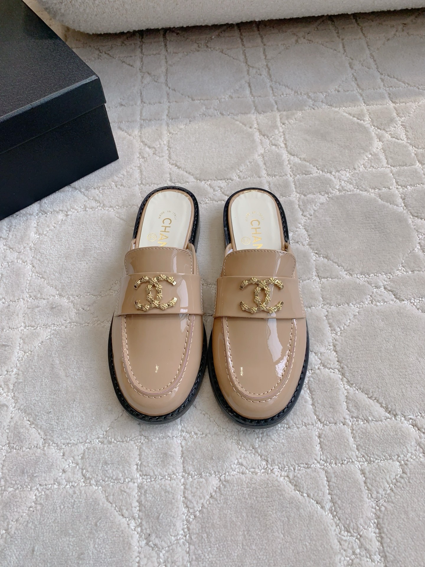 NO:391765,CHANE's newest double C-button Muller half slippers. Xiangjia's high-end feel is always convincing. It looks simple but it's inexplicably high-end. Absolutely girly. Comfortable and easy to wear. Upper calfskin. Inner footbed sheepskin. Italian leather outsole. Size 35-39 (customized for 40 41). Loafers semi-trailer, chanel, chanel, loafers, slippers, cowhide, sheepskin, Leather soles19860909CHANE*新款双C扣穆勒半拖鞋 香家高级感这块总让人大写的服气 看起来简单的款式 但上脚就莫名很高级 绝对的少女感 舒适好穿 鞋面小牛皮 内里垫脚羊皮 意大利真皮大底 尺码35-39（40 41定做）,乐福鞋半拖,chanel,chanel,loafers,slippers,cowhide,sheepskin,Leather soles,Women's Shoes