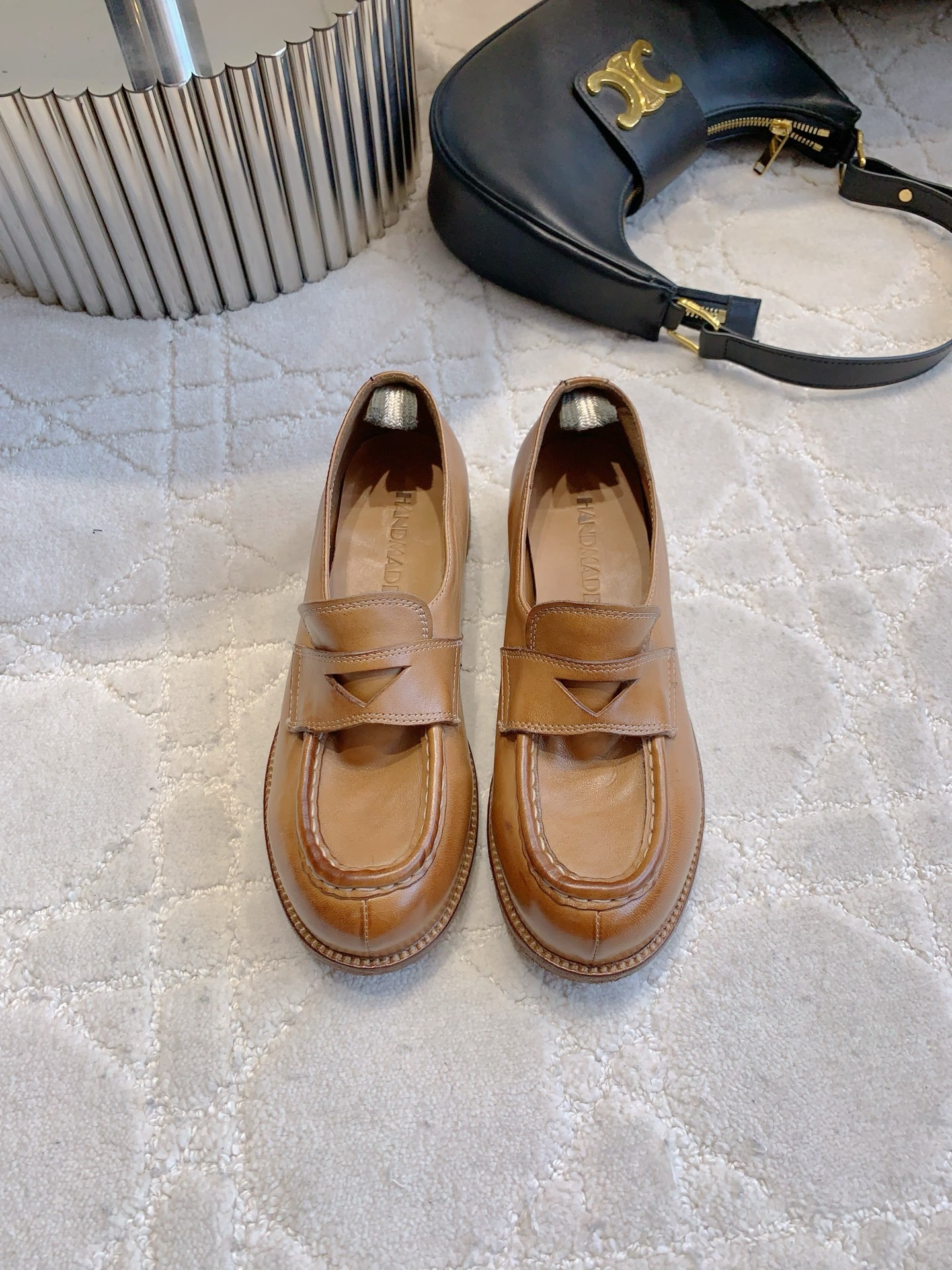 NO:382953,Independent brand (can be customized for self-marking) classic style of washing horse leather relaxed and wrinkled texture loafers Goodyear craftsmanship is a classic work in the field of shoe production. It carries the exquisite skills and inheritance of nearly two centuries. Its core feature is the use of unique double stitching technology to perfectly connect the inner upper and edge strips, further enhancing the durability and comfort of the shoes. High-quality imported horse leather is selected. Its unique fiber structure is tight and thick. After a unique washing and tanning process, it is polished and polished to show a natural and unique aging beauty. Upper horse leather inner footbed horse leather midsole leather Outsole leather combination raw glue anti-slip sole Size 35-39 (customized for 40), loafers, loafers19860909自主品牌（可来样订做自主标）经典款水洗马皮松弛细皱肌理乐福鞋 固特异工艺作为鞋履制作领域的经典之作 承载的近两个世纪的精湛技艺与传承 其核心特点在于运用独特的双重缝线技术 将内里 鞋面和沿条完美连接 进一步增强了鞋子的耐用性和舒适度 选用优质进口马皮 其独特的纤维结构紧密且厚实 经过独特水洗鞣制工艺 再加以擦色和抛光处理 展现出自然且独特的做旧美感 鞋面马皮 内里垫脚马皮 中底真皮 大底真皮组合生胶防滑底 尺码35-39（40定做）,乐福鞋,loafers,Women's Shoes