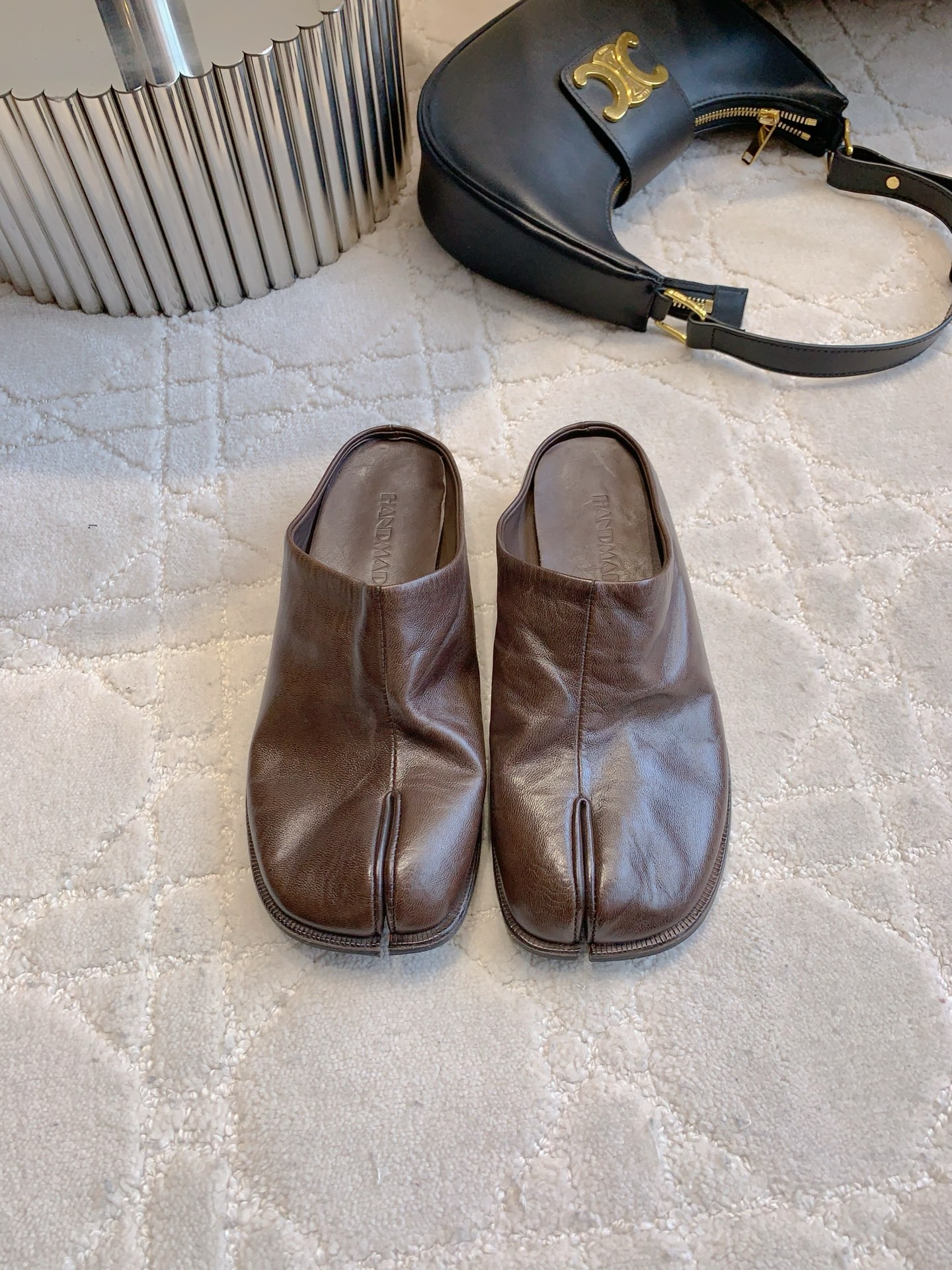 NO:382960,Women's model Men's model Independent brand (can be customized for samples and customized for independent standards) Classic washing horse leather relaxed and wrinkled texture Muller semi-slippers Goodyear craftsmanship is a classic work in the field of shoe production. It carries the exquisite skills and inheritance of nearly two centuries. Its core feature is the use of unique double stitching technology to perfectly connect the inner upper and edge strips, further enhancing the durability and comfort of the shoes. High-quality imported horse leather is selected. Its unique fiber structure is tight and thick. After a unique washing and tanning process, it is polished and polished to show a natural and unique aging beauty. Upper horse leather inner footbed horse leather midsole leather Outsole leather combination raw glue anti-slip sole women's size 35-39 (40 customized) Men's size 40-45, semi-torque, slippers19860909女款 男款 自主品牌（可来样订做自主标）经典款水洗马皮松弛细皱肌理穆勒半拖鞋 固特异工艺作为鞋履制作领域的经典之作 承载的近两个世纪的精湛技艺与传承 其核心特点在于运用独特的双重缝线技术 将内里 鞋面和沿条完美连接 进一步增强了鞋子的耐用性和舒适度 选用优质进口马皮 其独特的纤维结构紧密且厚实 经过独特水洗鞣制工艺 再加以擦色和抛光处理 展现出自然且独特的做旧美感 鞋面马皮 内里垫脚马皮 中底真皮 大底真皮组合生胶防滑底  女码35-39（40定做）男码40-45,半拖,slippers,Women's Shoes