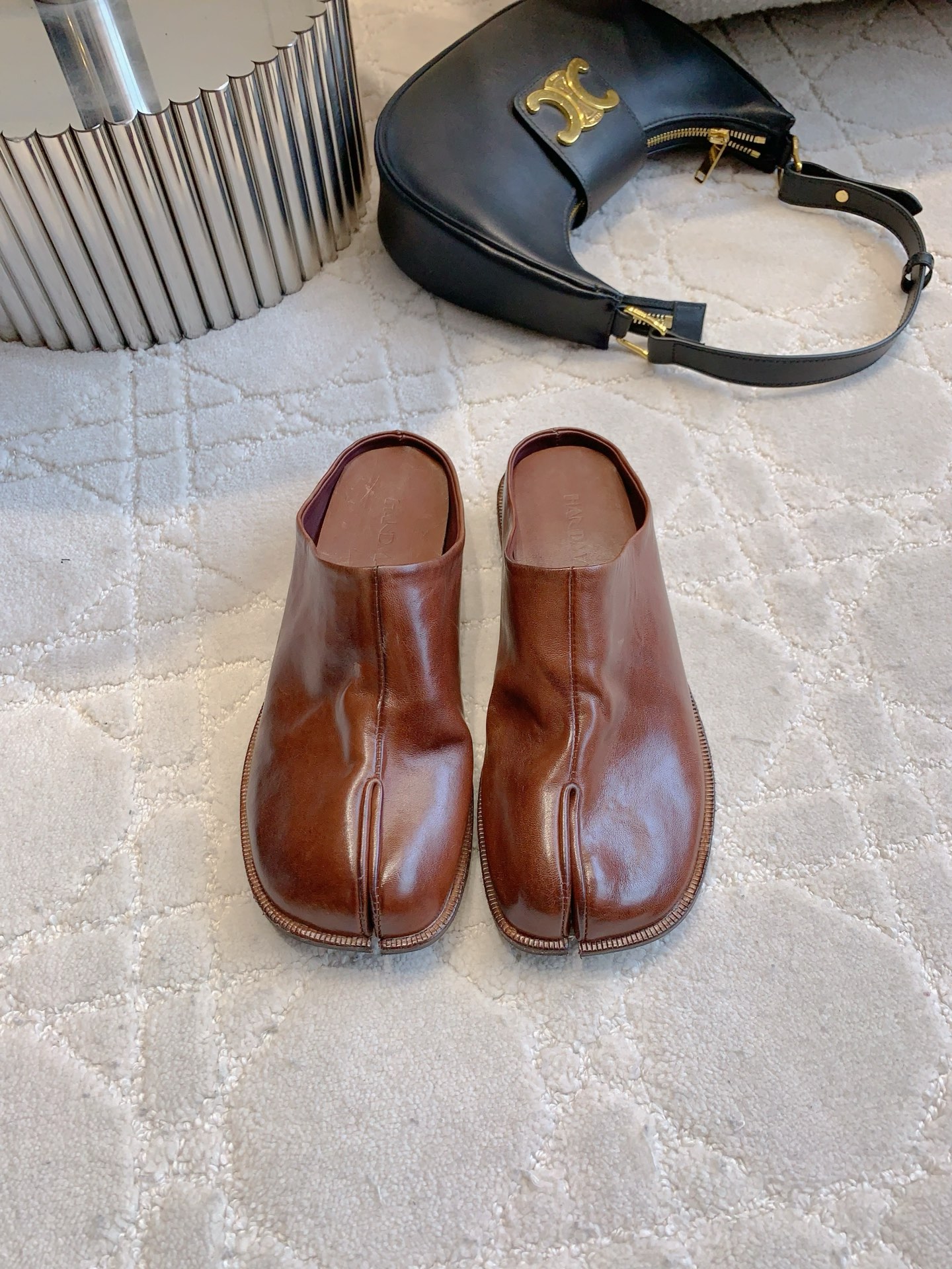 NO:382964,Women's model Men's model Independent brand (can be customized for samples and customized for independent standards) Classic washing horse leather relaxed and wrinkled texture Muller semi-slippers Goodyear craftsmanship is a classic work in the field of shoe production. It carries the exquisite skills and inheritance of nearly two centuries. Its core feature is the use of unique double stitching technology to perfectly connect the inner upper and edge strips, further enhancing the durability and comfort of the shoes. High-quality imported horse leather is selected. Its unique fiber structure is tight and thick. After a unique washing and tanning process, it is polished and polished to show a natural and unique aging beauty. Upper horse leather inner footbed horse leather midsole leather Outsole leather combination raw glue anti-slip sole women's size 35-39 (40 customized) Men's size 40-45, semi-torque, slippers19860909女款 男款 自主品牌（可来样订做自主标）经典款水洗马皮松弛细皱肌理穆勒半拖鞋 固特异工艺作为鞋履制作领域的经典之作 承载的近两个世纪的精湛技艺与传承 其核心特点在于运用独特的双重缝线技术 将内里 鞋面和沿条完美连接 进一步增强了鞋子的耐用性和舒适度 选用优质进口马皮 其独特的纤维结构紧密且厚实 经过独特水洗鞣制工艺 再加以擦色和抛光处理 展现出自然且独特的做旧美感 鞋面马皮 内里垫脚马皮 中底真皮 大底真皮组合生胶防滑底  女码35-39（40定做）男码40-45,半拖,slippers,Women's Shoes