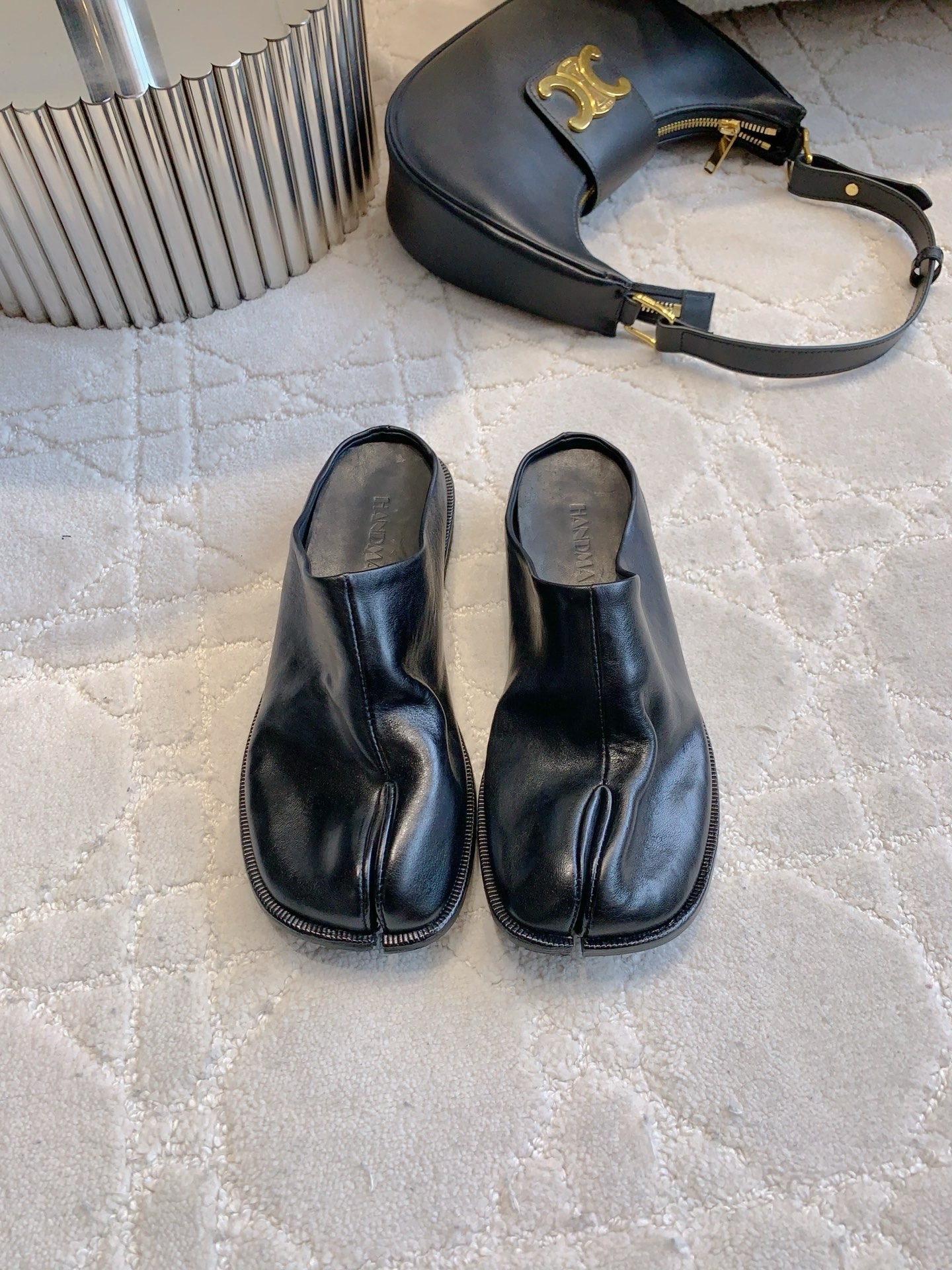 NO:382957,Women's model Men's model Independent brand (can be customized for samples and customized for independent standards) Classic washing horse leather relaxed and wrinkled texture Muller semi-slippers Goodyear craftsmanship is a classic work in the field of shoe production. It carries the exquisite skills and inheritance of nearly two centuries. Its core feature is the use of unique double stitching technology to perfectly connect the inner upper and edge strips, further enhancing the durability and comfort of the shoes. High-quality imported horse leather is selected. Its unique fiber structure is tight and thick. After a unique washing and tanning process, it is polished and polished to show a natural and unique aging beauty. Upper horse leather inner footbed horse leather midsole leather Outsole leather combination raw glue anti-slip sole women's size 35-39 (40 customized) Men's size 40-45, semi-torque, slippers19860909女款 男款 自主品牌（可来样订做自主标）经典款水洗马皮松弛细皱肌理穆勒半拖鞋 固特异工艺作为鞋履制作领域的经典之作 承载的近两个世纪的精湛技艺与传承 其核心特点在于运用独特的双重缝线技术 将内里 鞋面和沿条完美连接 进一步增强了鞋子的耐用性和舒适度 选用优质进口马皮 其独特的纤维结构紧密且厚实 经过独特水洗鞣制工艺 再加以擦色和抛光处理 展现出自然且独特的做旧美感 鞋面马皮 内里垫脚马皮 中底真皮 大底真皮组合生胶防滑底  女码35-39（40定做）男码40-45,半拖,slippers,Women's Shoes