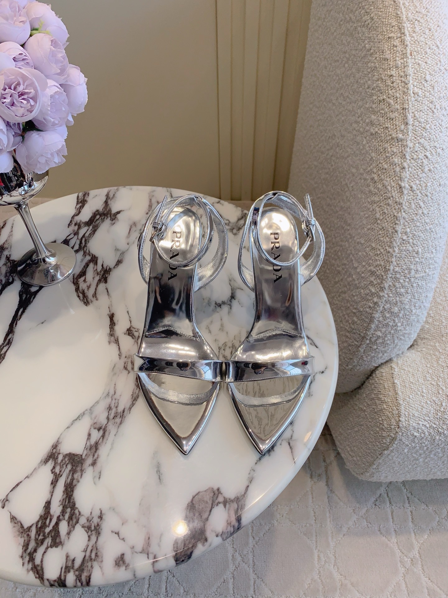 NO:382288,Prad* new pointed one-length high-heeled sandals. The belt design shows the legs thin and simple and high-end feeling. It looks really slim on the feet. The temperamental lady is single-hearted. Shearing looks good. The upper is open-edged cowhide, inner foot padded sheepskin Italian leather outsole Heel height 9cm Size 35-39 (40 41 custom made), high heels sandals, prada, sandals, high heels, cowhide, sheepskin, Leather soles19860909Prad*新款尖头一字带高跟凉鞋 绕带的设计超级显腿细 简约的高级感 上脚真的很显瘦 气质小姐姐单心头爱 绝绝子好看 鞋面开边珠牛皮 内里垫脚羊皮 意大利真皮大底 跟高9cm 尺码35-39（40 41定做）,高跟鞋凉鞋,prada,sandals,high heels,cowhide,sheepskin,Leather soles,Women's Shoes