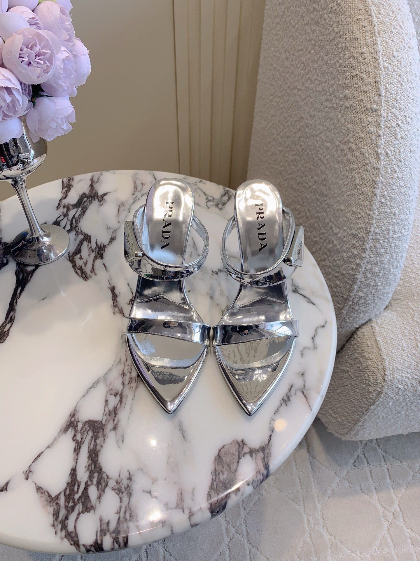 NO:382282,Prad* new pointed one-strip high-heeled sandals, triangle embellishment is super nice, simple and high-end feeling, really slim on the feet, temperamental young lady loves one heart, absolutely beautiful, upper open-edge cowhide, inner foot pad sheepskin Italian leather outsole Heel height 9cm Size 35-39 (40 41 custom made), high heels sandals, prada, sandals, high heels, slippers, cowhide, sheepskin, Leather soles19860909Prad*新款尖头一字带高跟凉拖鞋 三角标点缀超好看 简约的高级感 上脚真的很显瘦 气质小姐姐单心头爱 绝绝子好看 鞋面开边珠牛皮 内里垫脚羊皮 意大利真皮大底 跟高9cm 尺码35-39（40 41定做）,高跟鞋凉鞋,prada,sandals,high heels,slippers,cowhide,sheepskin,Leather soles,Women's Shoes