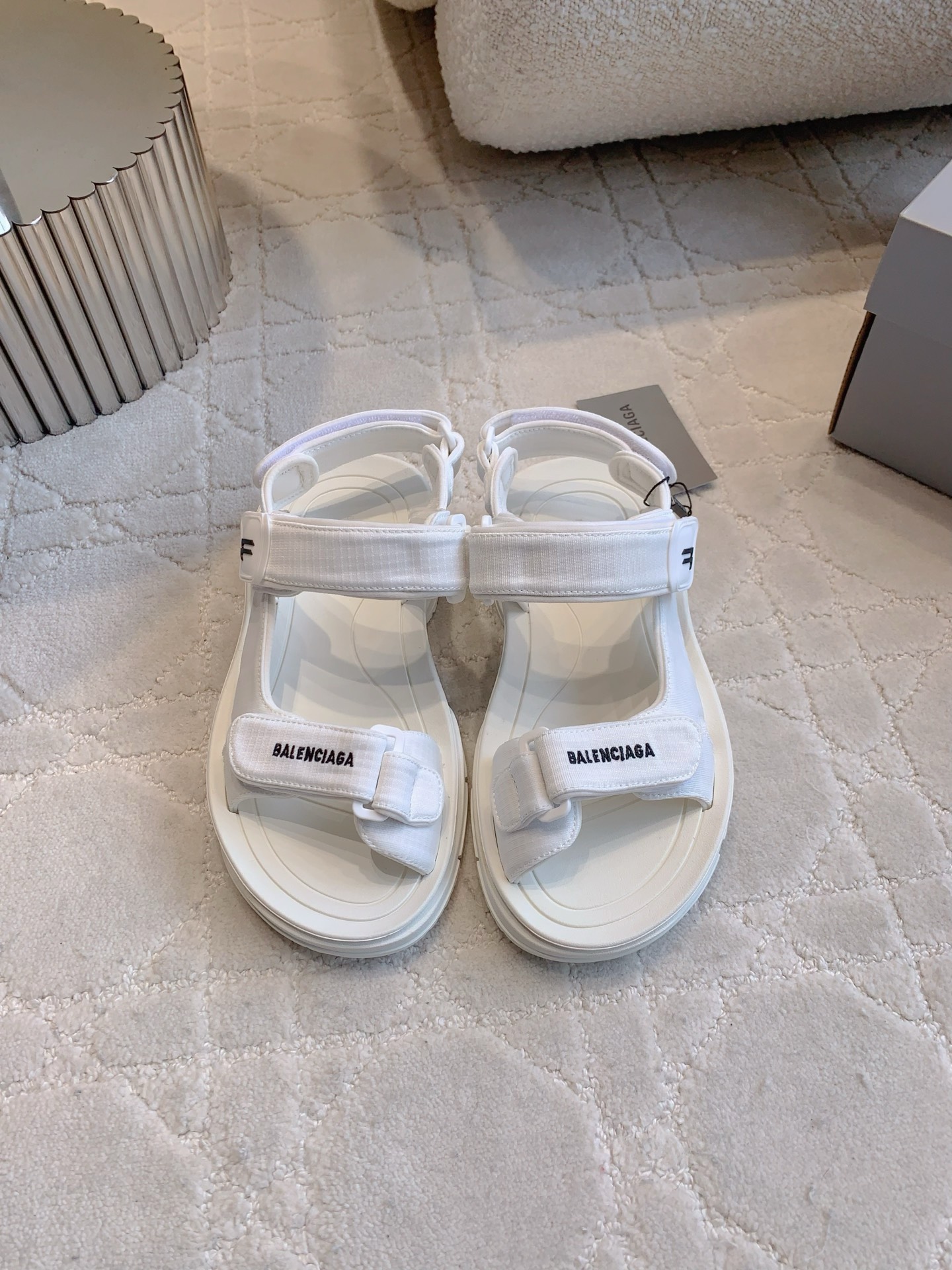 NO:403844,Cloth, leather (leather only has men's style) Balenciag* classic Velcro sandals Top version, same style for men and women, good-looking and versatile, really love, the effect of being on the feet is amazing, women's size 35-39 (customized for 40) men's size 39-44, sandals, balenciaga, sandals19860909布面 皮面（皮面只有男款） Balenciag*经典款魔术贴凉鞋 顶级版本 男女同款 好看又百搭 真是超级爱 上脚效果绝绝子 女码35-39（40定做）男码39-44,凉鞋,balenciaga,sandals,Women's Shoes