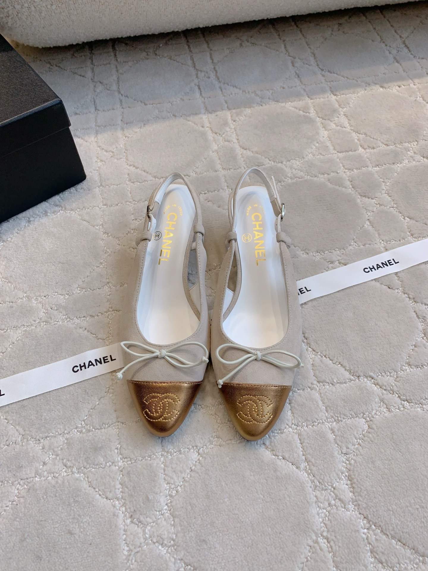 NO:391793,CHANE's newest bow-shaped cat heels, Xiangjia high-end feel, always convincing. It looks simple, but it's inexplicably high-end. Absolute girlish feel. Comfortable and easy to wear. Upper sheepskin, inner footbed sheepskin Italian leather outsole Heel height 3.5cm Size 35-39 (40 41 custom made), high heels, chanel, chanel, sandals, high heels, sheepskin, Leather soles19860909CHANE*新款蝴蝶结后空猫跟鞋 香家高级感这块总让人大写的服气 看起来简单的款式 但上脚就莫名很高级 绝对的少女感 舒适好穿 鞋面羊皮 内里垫脚羊皮 意大利真皮大底 跟高3.5cm 尺码35-39（40 41定做）,高跟鞋凉鞋,chanel,chanel,sandals,high heels,sheepskin,Leather soles,Women's Shoes