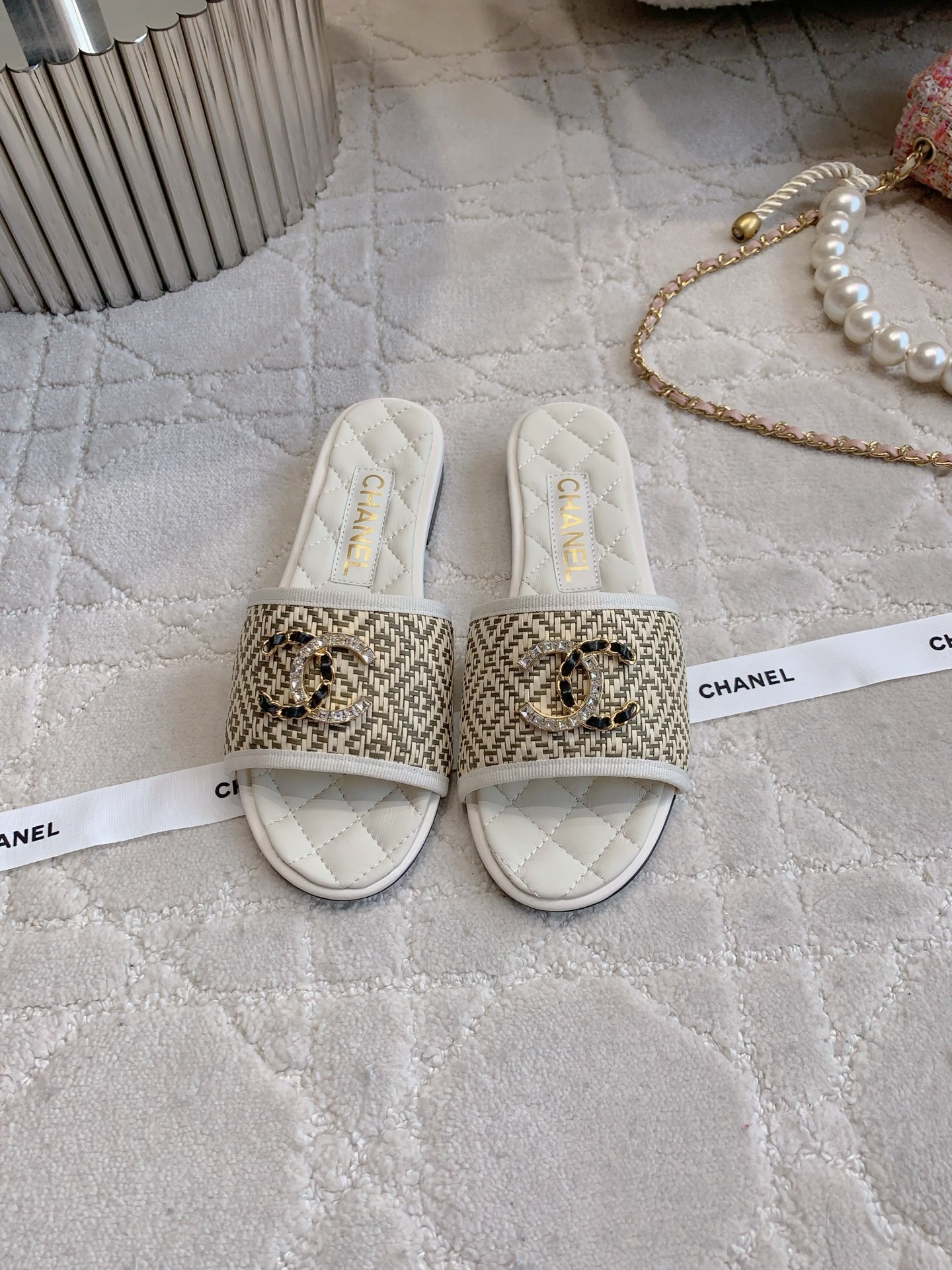 Chanel Sandalias Planas Tejidas con Logo CC para Mujer - Elegancia Veraniega