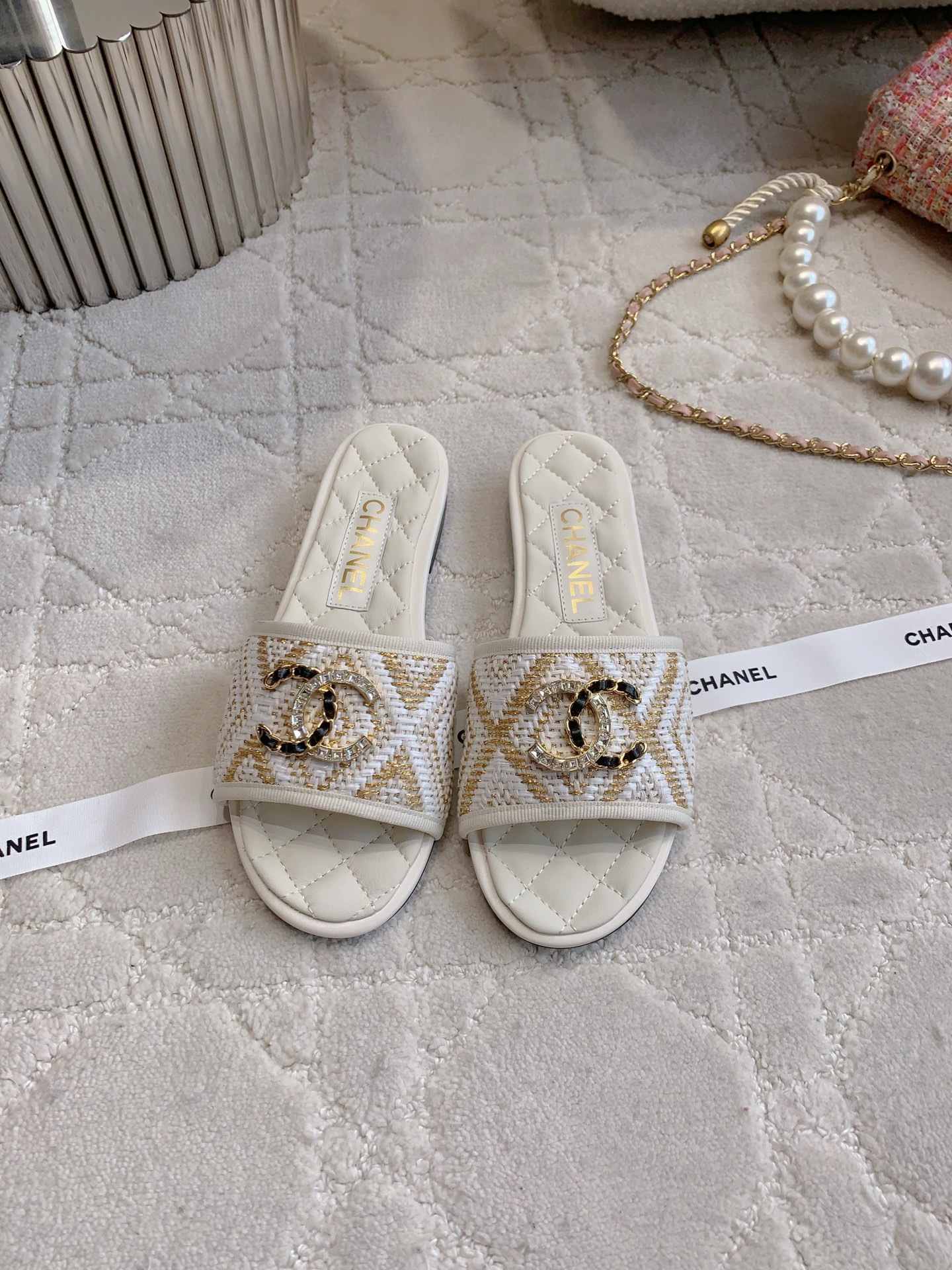Chanel Dames Slippers - Klassieke Vakantiestijl met Dubbel C Logo - Wit