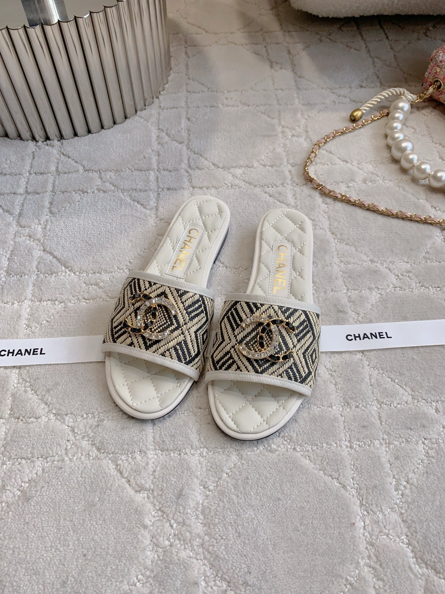 Sandales Plates d'Été Chanel avec Logo CC et Motif Tissé