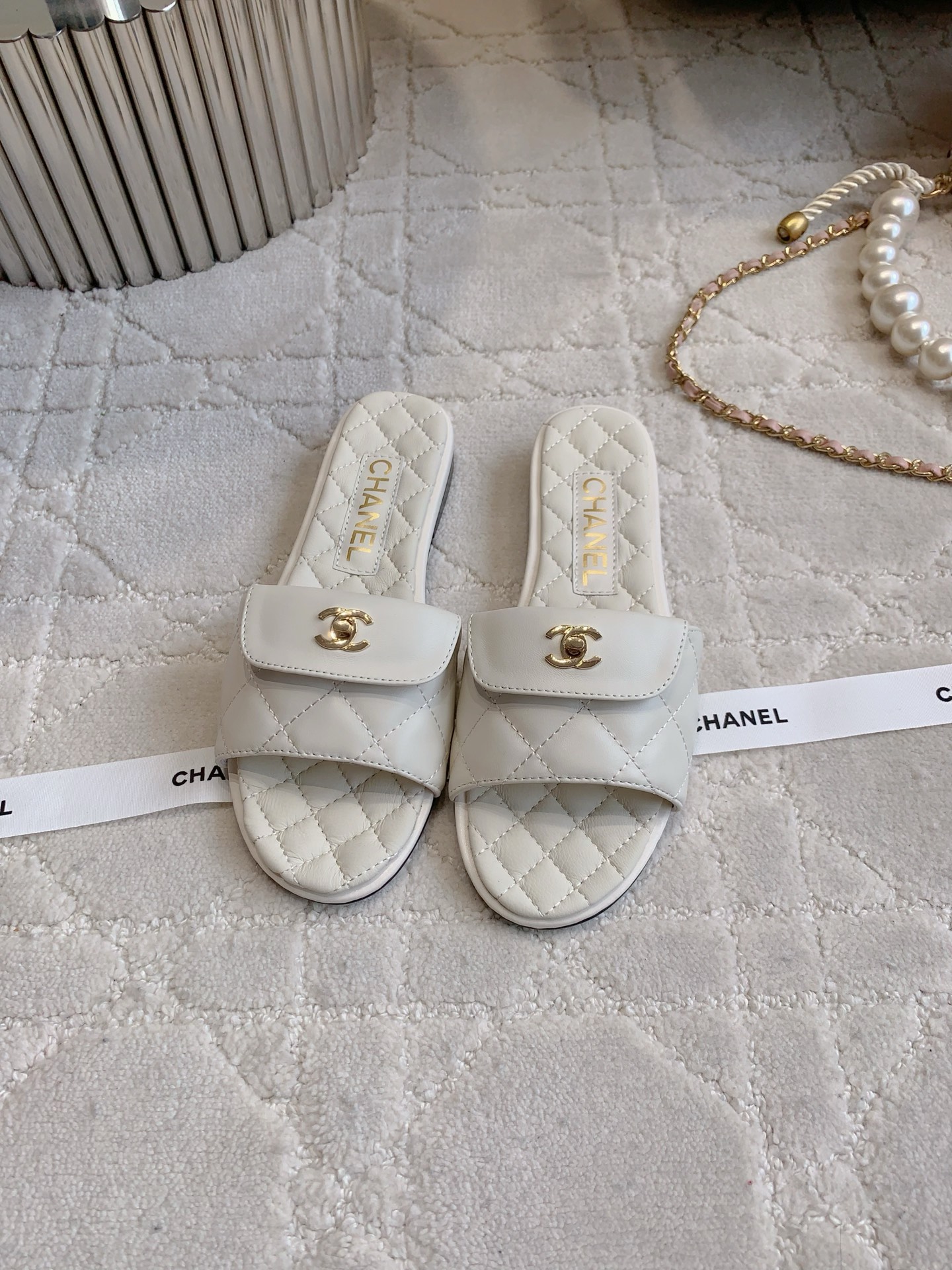 NO:391770,Chane's newest flat slippers, classic vacation style, double C logo decoration simple and refreshing, versatile items, calfskin upper, inner footbed sheepskin Italian leather outsole size 35-39 (40 41 custom made), slippers, chanel, slippers, cowhide, sheepskin, Leather soles19860909Chane*新款平底拖鞋 经典度假风 双Ｃ logo装饰简约清爽 百搭单品 鞋面小牛皮 内里垫脚羊皮 意大利真皮大底 尺码35-39（40 41定做）,拖鞋,chanel,slippers,cowhide,sheepskin,Leather soles,Women's Shoes