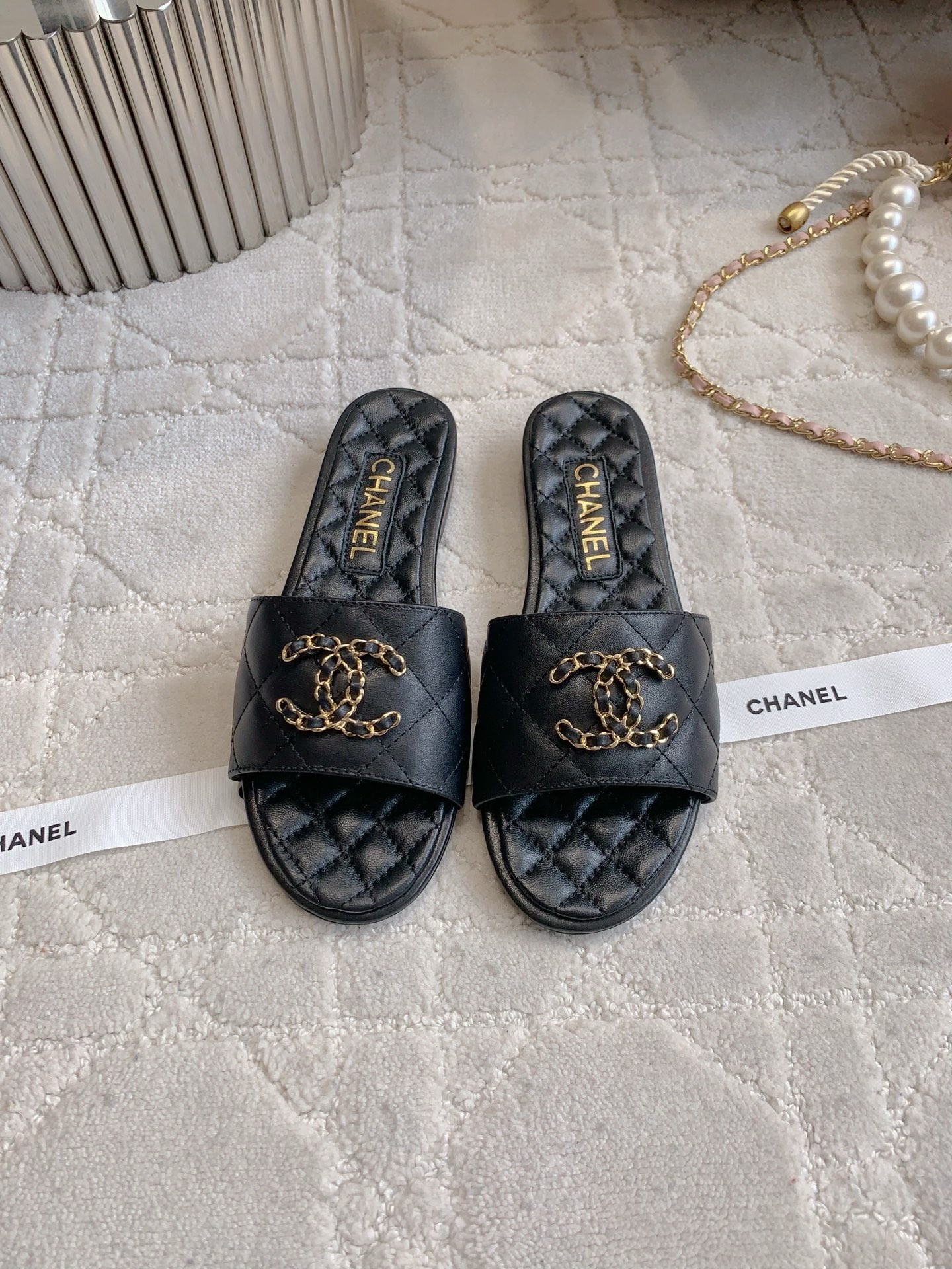 Elegant Chanel Flat Sandals - Classic Resort Style with Iconic CC Logo
