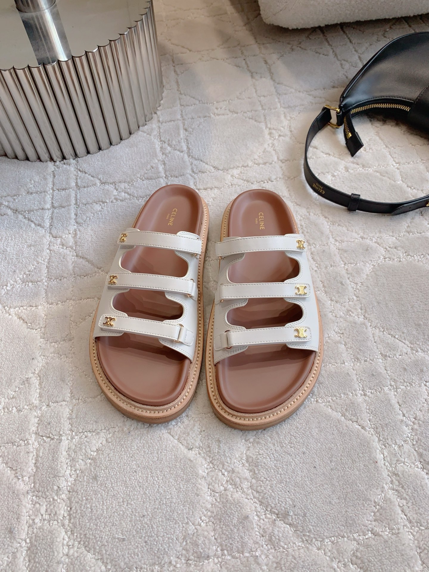 NO:382316,CELIN* new thick-soled slippers, classic logo buckle decoration is simple and durable. ZP purchase 1:1 to create. Original calfskin upper ZP mold opening hardware inner foot cushion original mold opening sole size 35-39 (customized for 40 41), slippers, celine, slippers, cowhide19860909CELIN*新款厚底拖鞋 经典logo搭扣装饰简约耐看 ZP购入1:1打造 鞋面原版小牛皮 ZP开模五金 内里垫脚牛皮 原版开模大底 尺码35-39（40 41定做）,拖鞋,celine,slippers,cowhide,Women's Shoes