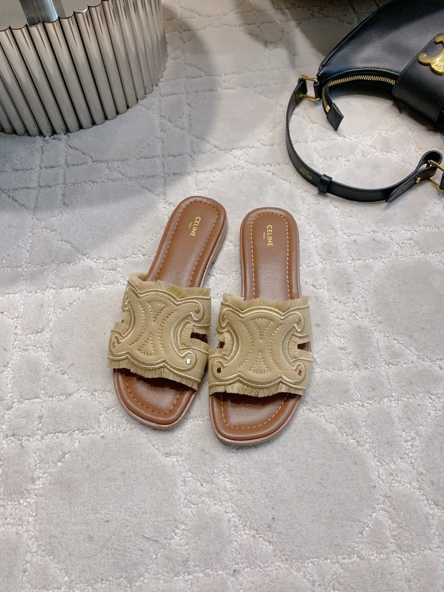 NO:382337,Celin* new denim flat slippers. Tannin denim fabric is so beautiful. It highlights a different feeling. It is lazy and high-end. It is closed and you can see it. It is versatile and not picky. It is comfortable and easy to wear. Size 35-39 (custom made at 40 41), slippers, celine, slippers19860909Celin*新款牛仔平底拖鞋 单宁牛仔面料也太好看啦 凸显不一样的感觉 慵懒高级感直接拉满 闭眼入 百搭不挑人 舒适好穿 尺码35-39（40 41订做）,拖鞋,celine,slippers,Women's Shoes