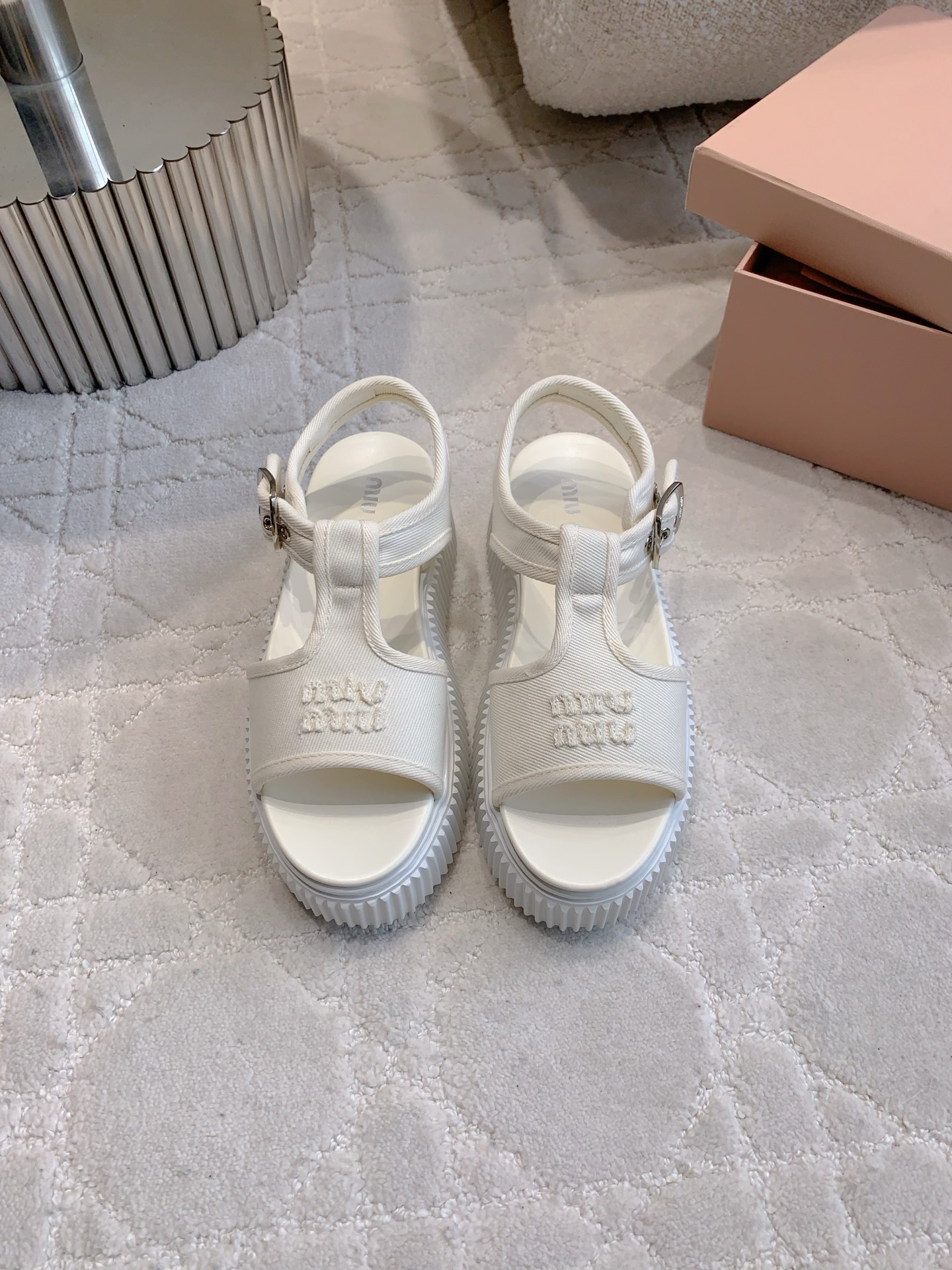 NO:382324,Miu new biscuit canvas thick-soled sandals. It looks so good on the feet. Close your eyes and can be used to control all kinds of outfits. Versatile and comfortable. Benefits for small girls. Original canvas fabric on the upper. Floor padded sheepskin. Original open molded sole. Size 35-39 (customized for 40), sandals, miumiu, sandals, sheepskin.19860909miu 新款饼干帆布厚底凉鞋 上脚太好看啦 闭眼入 各种穿搭都能驾驭 百搭又舒适 小个子女生福利 鞋面原版帆布面料 垫脚羊皮 原版开模大底 尺码35-39（40定做）,凉鞋,miumiu,sandals,sheepskin,Women's Shoes