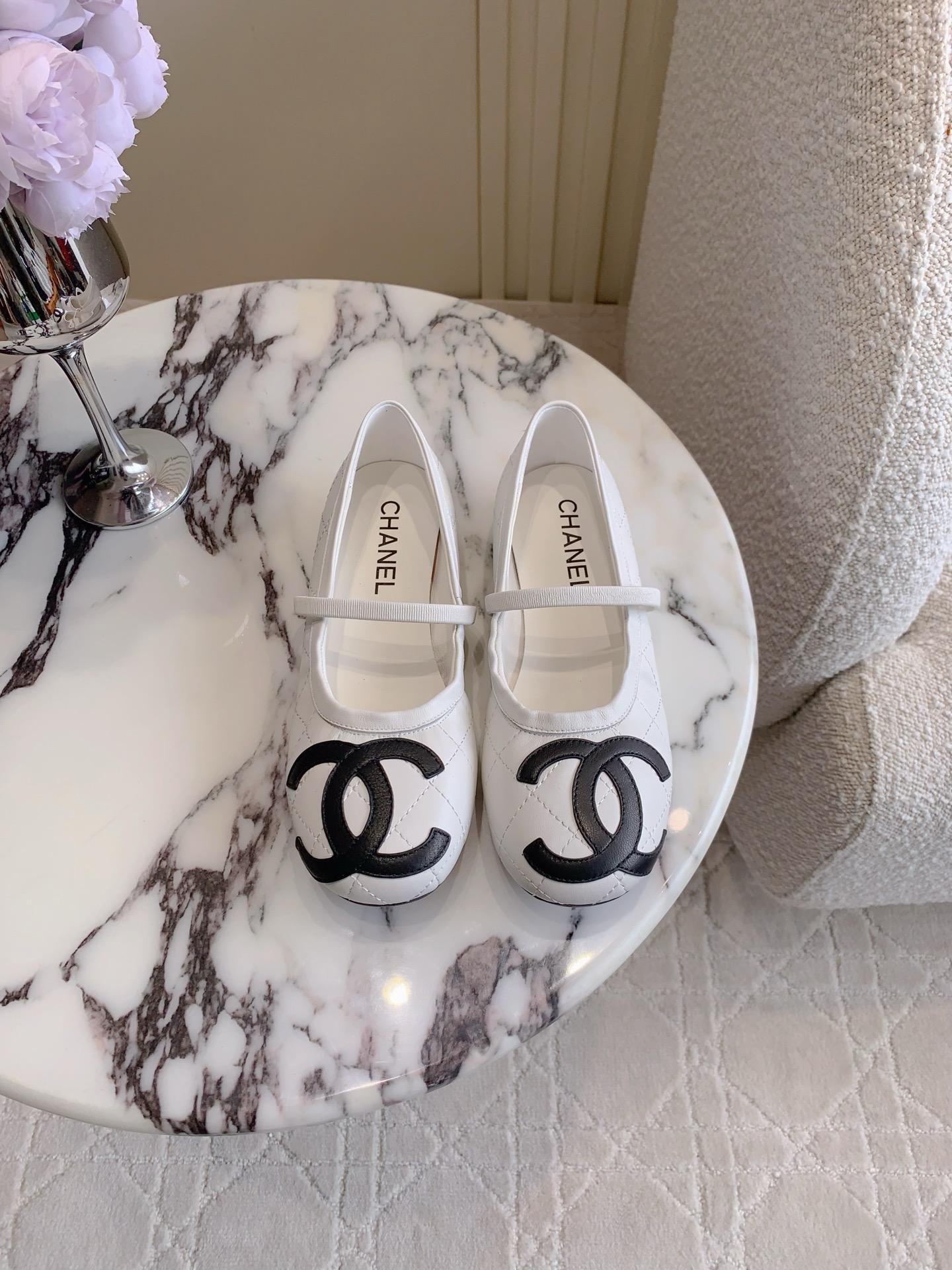 NO:391817,Chane* classic mid-year-old Kangpeng Mary Zhen shoes, the footwork is amazing, it can be easily controlled in any outfit, it is perfectly grasped, comfortable foot feeling, casual and formal and elegant versatile items, upper lambskin, inner footwear, original molded outsole, size 35-39 (customized for 40 41), single shoes, Mary Zhen, chanel, mary jane, sheepskin19860909Chane*经典款中古康鹏玛丽珍鞋 上脚效果绝了 任何穿搭都能轻松驾驭 妥妥拿捏 脚感舒适 可休闲可正式优雅的百搭单品 鞋面小羊皮 内里垫脚羊皮 原版开模大底 尺码35-39（40 41定做）,单鞋玛丽珍,chanel,mary jane,sheepskin,Women's Shoes