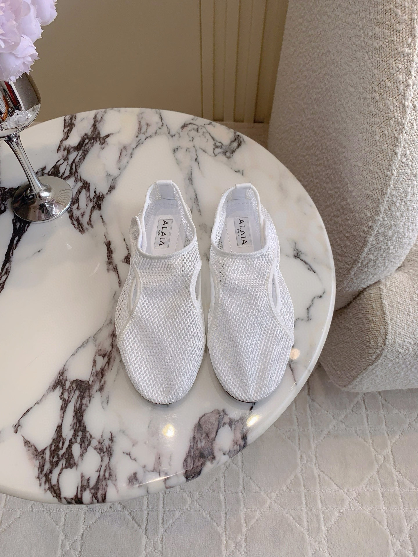 NO:382303,ALAIA's new mesh flat sandals, a quirky and easy-to-wear flat shoes. The shoe body is super soft and breathable. It's easy to wear. All-match items. Imported mesh on the upper. Floating sheepskin. Original open-molded sole. Size 35-39 (customized for 40), split-toe shoes, alaia, sandals, flats, sheepskin.19860909ALAIA新款网状平底凉鞋 古灵精怪又超好穿的一款平底鞋 鞋身超级柔软透气 好穿到没朋友 百搭单品 鞋面进口网面 垫脚羊皮 原版开模大底 尺码35-39（40定做）,分趾鞋,alaia,sandals,flats,sheepskin,Women's Shoes