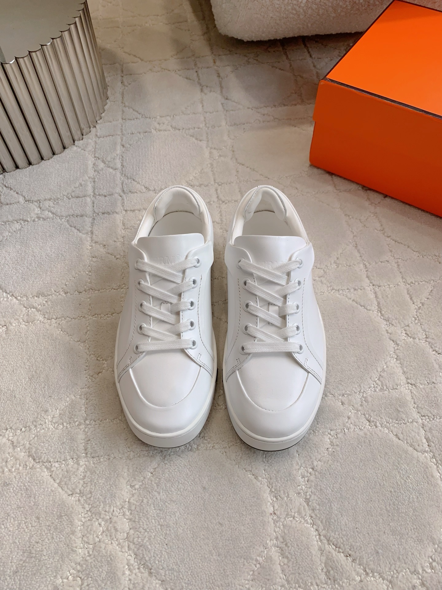 NO:382323,Men and women Herme's newest casual shoes, soft and comfortable, Shenlaizhi shoes, so beautiful on the feet, closed eyes, can be used to control all kinds of outfits, cowhide upper, inner foot pad sheepskin, original open mold sole, women's size 35-39 (40 customized) men's size 39-45, casual shoes/sports shoes, hermes, sneakers, cowhide, sheepskin19860909男女同款  Herme*新款休闲鞋 柔软舒适 神来之鞋 上脚太好看啦 闭眼入 各种穿搭都能驾驭  鞋面牛皮 内里垫脚羊皮 原版开模大底 女码35-39（40定做）男码39-45,休闲鞋/运动鞋,hermes,sneakers,cowhide,sheepskin,Women's Shoes