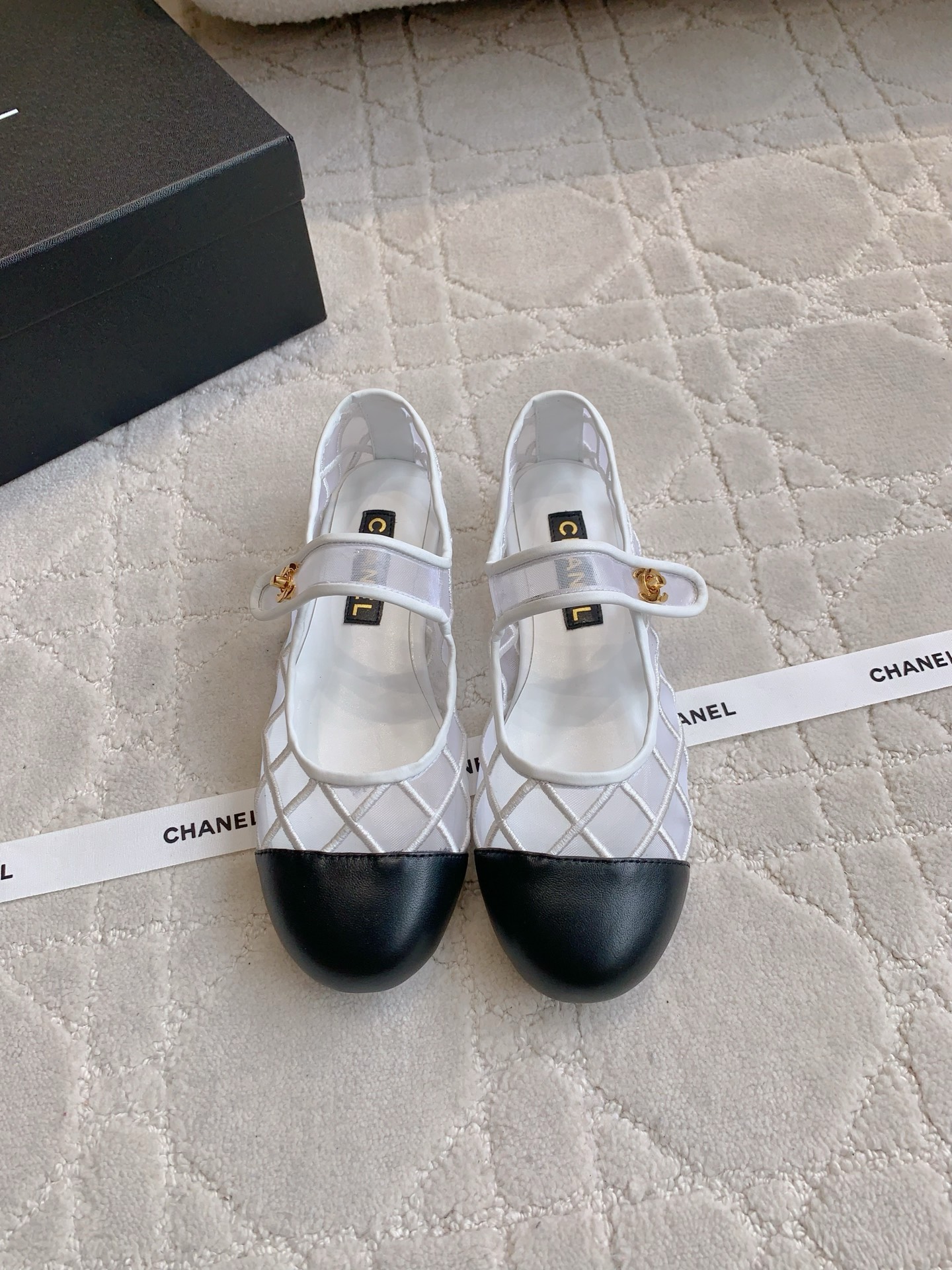 NO:391824,CHANE's newest diamond embroidered mesh Mary Jane shoes, super beautiful and fairy on the feet, Xiangjia high-end feels always convinced by capital. It looks simple style but it is inexplicably high-end on the feet. Absolute girlish feeling. Comfortable and easy to wear. Upper calfskin/high-density mesh. Floating sheepskin Italian leather outsole. Size 35-39 (40 41 42 customized), single shoes, Mary Jane, chanel, chanel, mary jane, cowhide, sheepskin, Leather soles19860909CHANE*新款菱格刺绣网纱玛丽珍鞋 上脚超美超仙 香家高级感这块总让人大写的服气 看起来简单的款式 但上脚就莫名很高级 绝对的少女感 舒适好穿 鞋面小牛皮/高密度网纱 垫脚羊皮 意大利真皮大底 尺码35-39（40 41 42定做）,单鞋玛丽珍,chanel,chanel,mary jane,cowhide,sheepskin,Leather soles,Women's Shoes