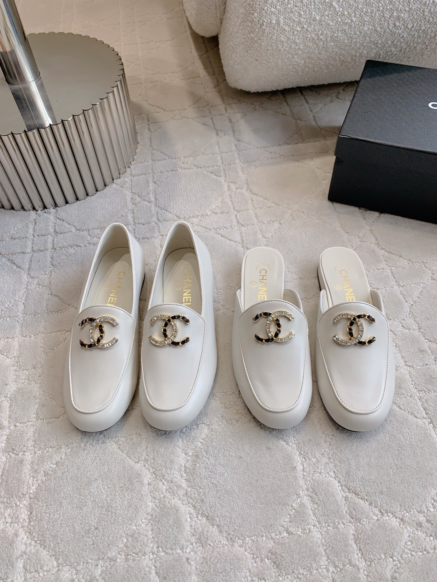 NO:391790,Slippers, single shoes, CHANE's newest double C button Love series, Xiangjia high-end feel, always convincing, simple style, but it's inexplicably high-end, absolutely girlish, comfortable and easy to wear, calfskin upper, inner footbed sheepskin Italian leather outsole Size 35-39 (40 41 42 customized), loafers semi-trailer, chanel, chanel, loafers, slippers, cowhide, sheepskin, Leather soles19860909拖鞋 单鞋 CHANE*新款双C扣乐福系列 香家高级感这块总让人大写的服气 看起来简单的款式 但上脚就莫名很高级 绝对的少女感 舒适好穿 鞋面小牛皮 内里垫脚羊皮 意大利真皮大底 尺码35-39（40 41 42定做）,乐福鞋半拖,chanel,chanel,loafers,slippers,cowhide,sheepskin,Leather soles,Women's Shoes