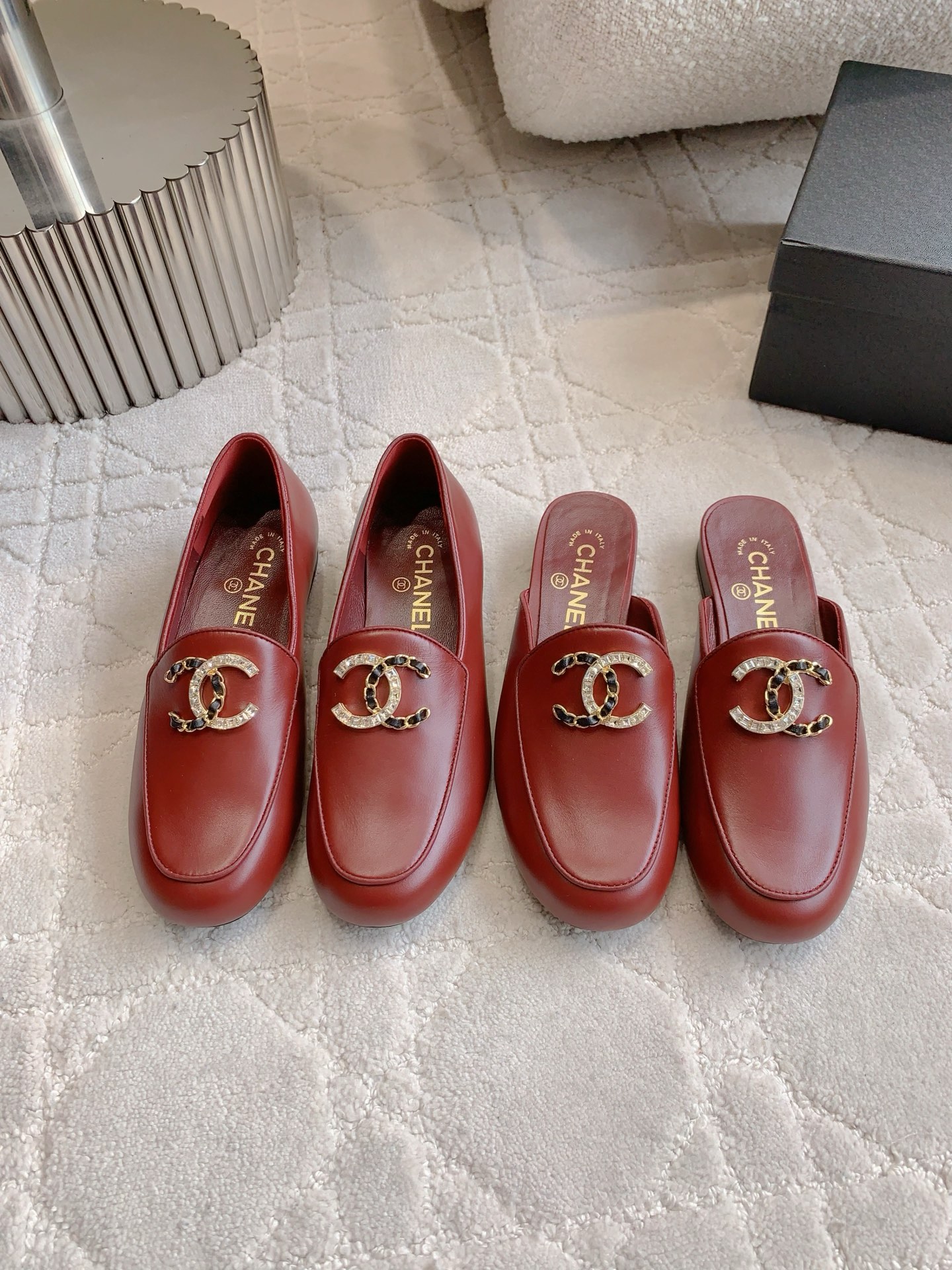 NO:406232,Batch slippers Single shoes CHANE* new double C button Love series Xiangjia high-end feel always convinced. It looks simple style but it is inexplicably high-end on the feet. Absolute girlish feeling. Comfortable and easy to wear. Calfskin upper, inner footbed sheepskin Italian leather outsole. Size 35-39 (40 41 42 customized), loafers semi-trailer, chanel, chanel, loafers, slippers, cowhide, sheepskin, Leather soles19860909批拖鞋 单鞋 CHANE*新款双C扣乐福系列 香家高级感这块总让人大写的服气 看起来简单的款式 但上脚就莫名很高级 绝对的少女感 舒适好穿 鞋面小牛皮 内里垫脚羊皮 意大利真皮大底 尺码35-39（40 41 42定做）,乐福鞋半拖,chanel,chanel,loafers,slippers,cowhide,sheepskin,Leather soles,Women's Shoes