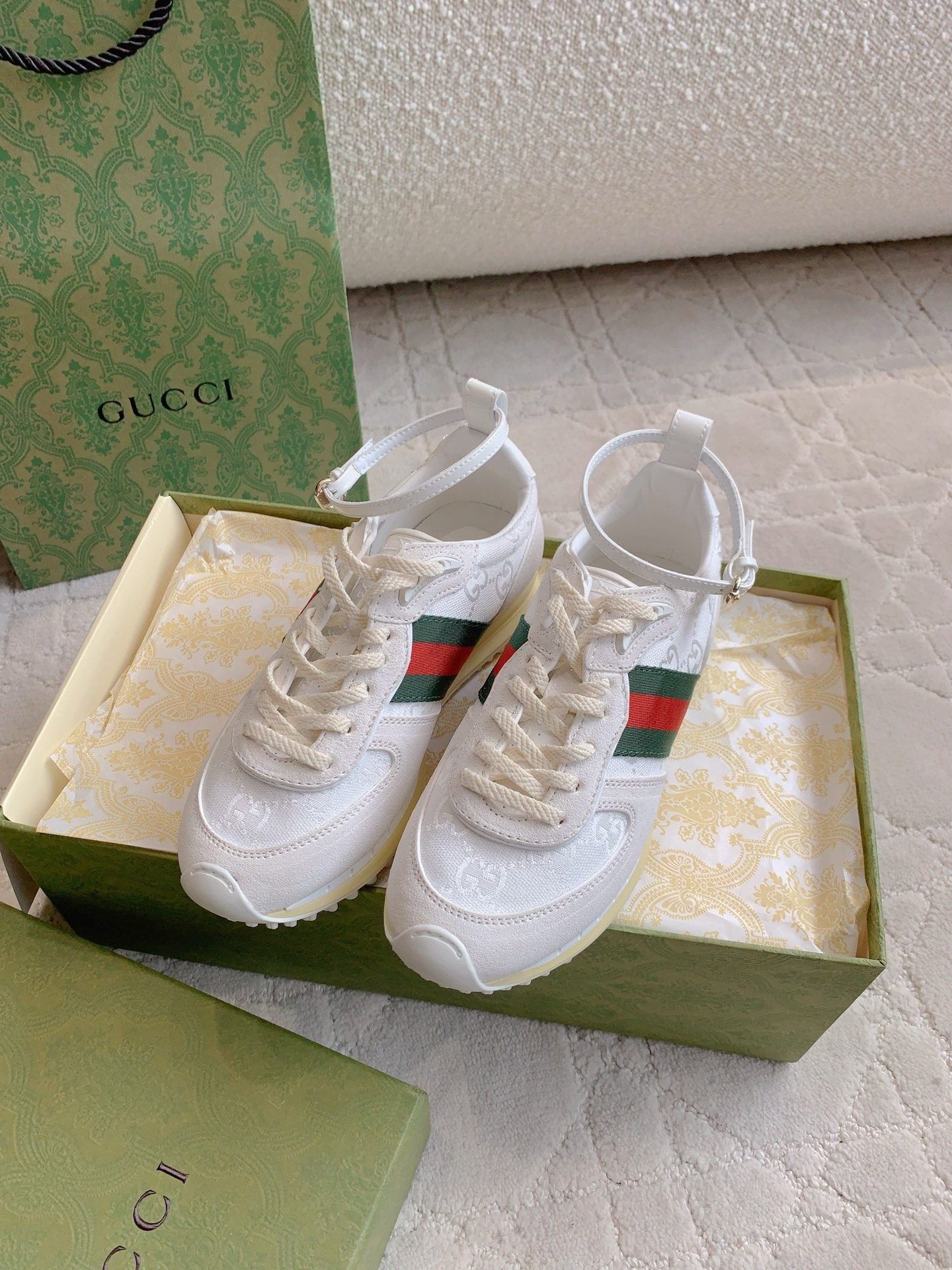 NO:382313,Gucc* new thick-soled German training shoes, ankle belt embellishment, casual and elegant romantic atmosphere, belt can be detached, one shoe and two wear, light, comfortable and flexible, thick-soled design lengthens the leg lines, original purchase 1:1 replica, full of details, upper cow back-velvet splicing original fabric, inner foot pad cowhide original open molded sole, size 35-39 (customized for 40), casual shoes/sports shoes, gucci, sneakers, cowhide19860909Gucc*新款厚底德训鞋 脚踝皮带点缀 休闲又不失优雅的浪漫气息 皮带可拆卸 一鞋两穿 轻盈舒适又灵动 厚底设计拉长腿部线条 原版购入1:1复刻 细节感拉满 鞋面牛反绒拼接原版布面 内里垫脚牛皮 原版开模大底 尺码35-39（40定做）,休闲鞋/运动鞋,gucci,sneakers,cowhide,Women's Shoes