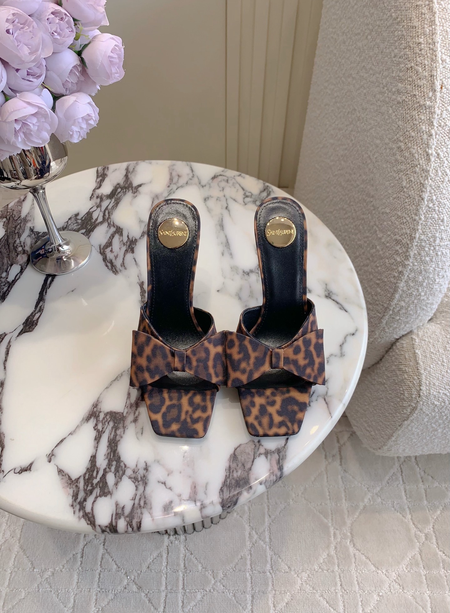 NO:382306,SAINT LAUREN* YSL New style bow high heel sandals, the beautiful beauty of the young lady's high heels, elegant and charming and sexy, full of feminine, satin upper, inner footbed sheepskin Italian leather outsole Heel height 10cm Size 35-39 (40 41 custom made), high heels slippers, saint laurent, saint laurent, high heels, slippers, sheepskin, Leather soles19860909SAINT LAUREN* YSL 杨树林新款蝴蝶结高跟凉拖鞋 小姐姐的美丽尤物高跟鞋 优雅迷人性感 女人味十足 鞋面缎面 内里垫脚羊皮 意大利真皮大底 跟高10cm 尺码35-39（40 41定做）,高跟鞋拖鞋,saint laurent,saint laurent,high heels,slippers,sheepskin,Leather soles,Women's Shoes