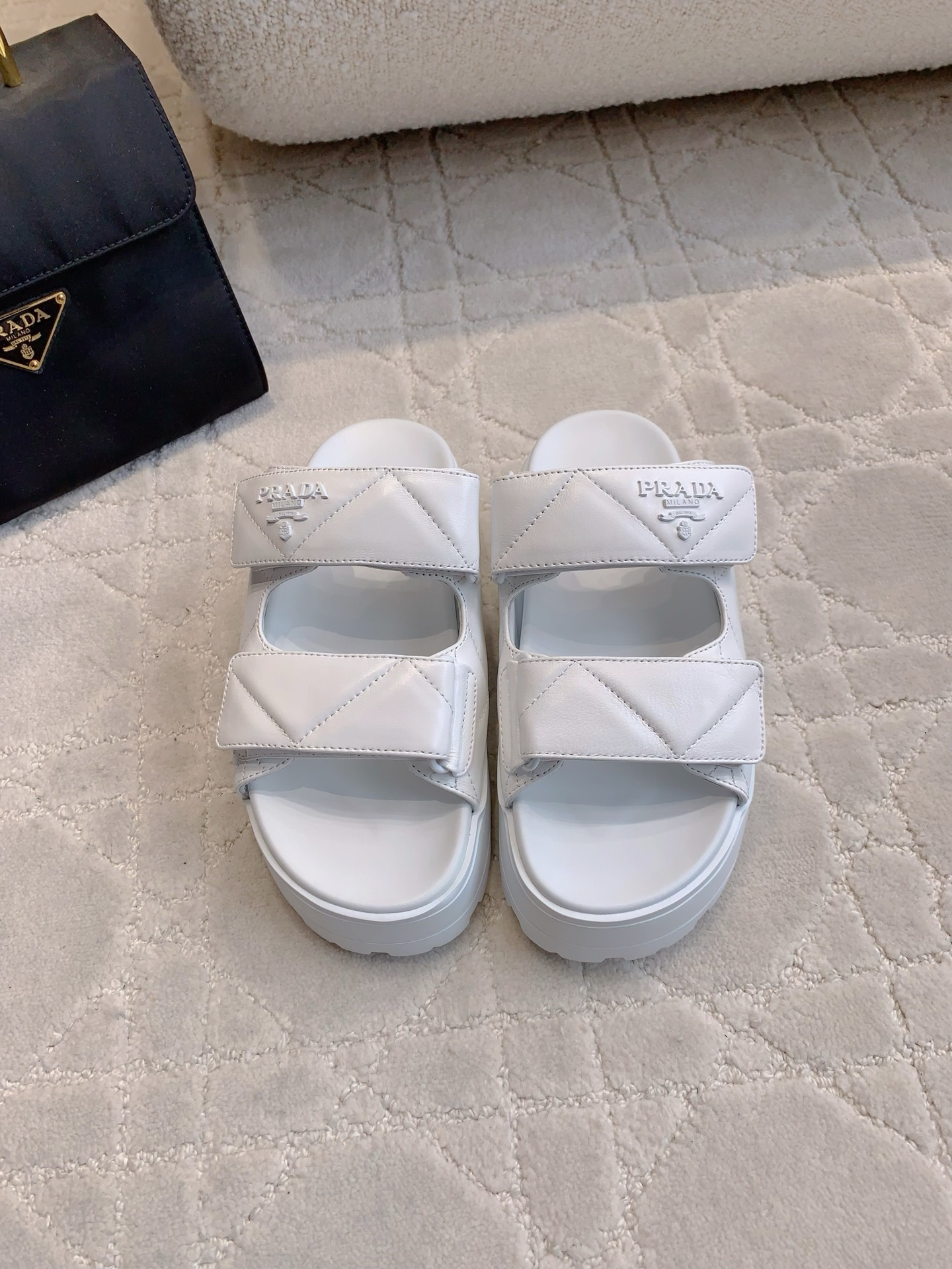 NO:391721,Top version Prad* new Velcro thick-soled sandals. Classic logo decoration shows exquisiteness. Thick sole design lengthens the leg lines. Super soft and comfortable feet. Upper lambskin. Inner foot pad sheepskin. Original open-molded sole. Sole 6cm thick. Size 35-39 (customized for 40). Slippers, prada, slippers, sheepskin.19860909顶级版本 Prad*新款魔术贴厚底凉拖鞋 经典logo装饰尽显精致 厚底设计拉长腿部线条 脚感超级柔软舒适 鞋面小羊皮 内里垫脚羊皮 原版开模大底 底厚6cm 尺码35-39（40定做）,拖鞋,prada,slippers,sheepskin,Women's Shoes