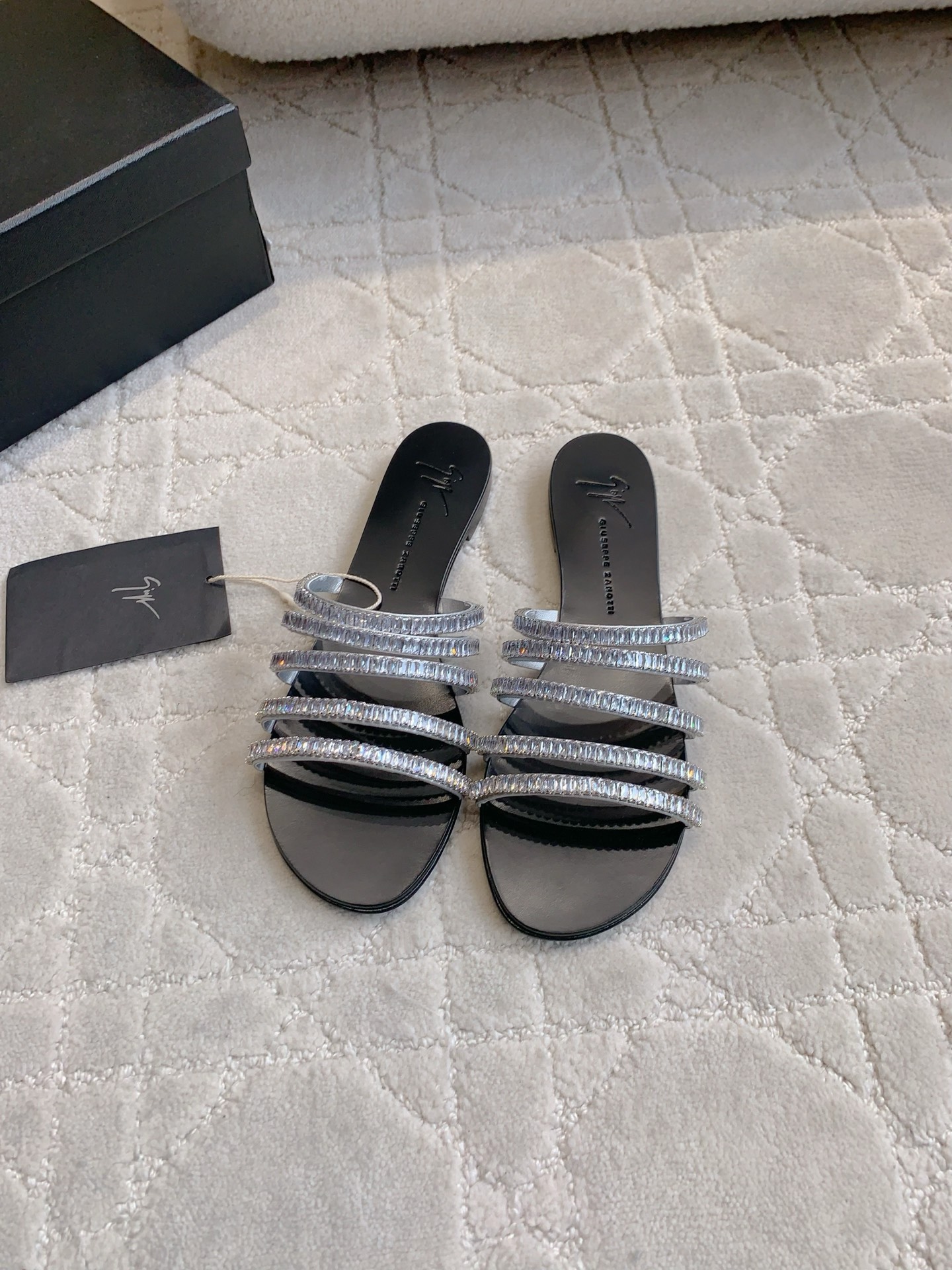 NO:385413,Two-band Five-band Giuseppe zanott* GZ Classic Rhinestone Series Smoothing Original!  Full of fairy spirit, with filter effect on the upper, hand-sewn rhinestones, Italian leather outsole, heel height, flat sole/4cm, size 35-39 (custom made of 40), slippers, slippers, sheep, Leather soles19860909两带 五带 Giuseppe zanott* GZ 经典款水钻系列凉拖 原版打造！仙气十足 上脚自带滤镜效果  鞋面羊京手工缝制水钻 意大利真皮大底 跟高 平底/4cm 尺码35-39（40定做）,拖鞋,slippers,sheep,Leather soles,Women's Shoes