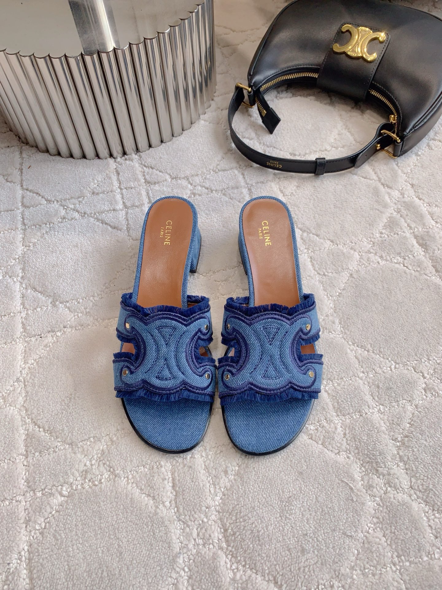 NO:385405,Celin* new denim thick heel slippers Tannin denim fabric is so beautiful, highlighting a different feeling, lazy and high-end feeling is straightforward, closed eyes, versatile and not picky, comfortable and easy to wear, tannin denim upper, inner footbed sheepskin Italian leather outsole Heel height 3.5cm Size 35-39 (40 41 custom made), slippers, celine, slippers, sheepskin, Leather soles19860909Celin*新款牛仔粗跟拖鞋 单宁牛仔面料也太好看啦 凸显不一样的感觉 慵懒高级感直接拉满 闭眼入 百搭不挑人 舒适好穿  鞋面单宁牛仔布 内里垫脚羊皮 意大利真皮大底 跟高3.5cm 尺码35-39（40 41订做）,拖鞋,celine,slippers,sheepskin,Leather soles,Women's Shoes