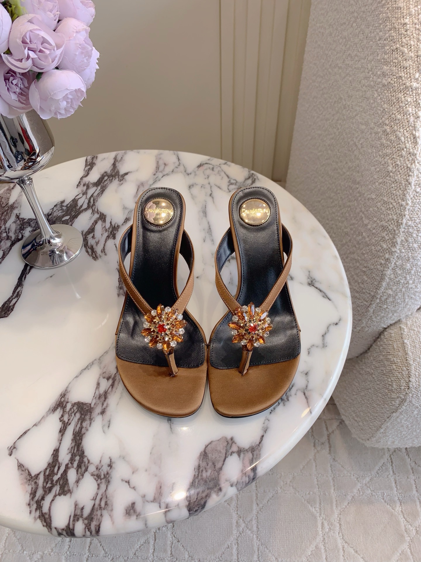 NO:385428,SAINT LAUREN* YSL Yang Shulin's new rhinestone buckle high heel slippers The beautiful beauty of the young lady's high heels elegant and charming and sexy, full of feminineness, silk upper, inner footbed sheepskin Italian leather outsole Heel height 7.5cm Size 35-39 (custom made of 40), split-toe shoes, saint laurent, saint laurent, high heels, slippers, sheepskin, real silk, Leather soles19860909SAINT LAUREN* YSL 杨树林新款水钻扣人字高跟拖鞋 小姐姐的美丽尤物高跟鞋 优雅迷人性感 女人味十足 鞋面真丝 内里垫脚羊皮 意大利真皮大底 跟高7.5cm 尺码35-39（40定做）,分趾鞋,saint laurent,saint laurent,high heels,slippers,sheepskin,real silk,Leather soles,Women's Shoes