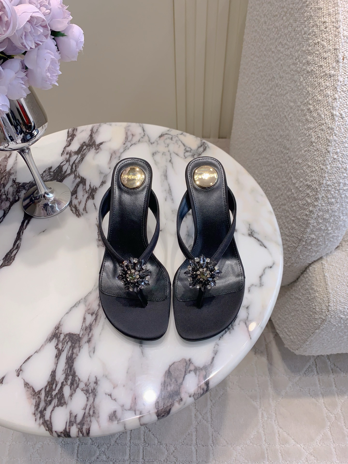 NO:385421,SAINT LAUREN* YSL Yang Shulin's new rhinestone buckle high heel slippers The beautiful beauty of the young lady's high heels elegant and charming and sexy, full of feminineness, silk upper, inner footbed sheepskin Italian leather outsole Heel height 7.5cm Size 35-39 (custom made of 40), split-toe shoes, saint laurent, saint laurent, high heels, slippers, sheepskin, real silk, Leather soles19860909SAINT LAUREN* YSL 杨树林新款水钻扣人字高跟拖鞋 小姐姐的美丽尤物高跟鞋 优雅迷人性感 女人味十足 鞋面真丝 内里垫脚羊皮 意大利真皮大底 跟高7.5cm 尺码35-39（40定做）,分趾鞋,saint laurent,saint laurent,high heels,slippers,sheepskin,real silk,Leather soles,Women's Shoes