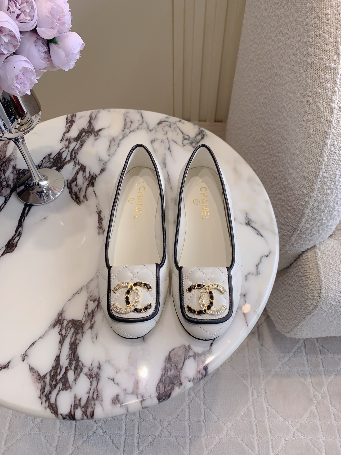 NO:392334,Chane* classic mid-automatic diamond-shaped flat shoes, the footwork is amazing, it can be easily controlled in any outfit, it is perfect to grasp, the foot feel is comfortable, casual and formal and elegant versatile items, calfskin upper, inner footwear sheepskin Italian leather outsole size 35-39 (customized for 40 41), slippers, chanel, flats, slippers, cowhide, sheepskin, Leather soles19860909Chane*经典款中古菱格平底鞋 上脚效果绝了 任何穿搭都能轻松驾驭 妥妥拿捏 脚感舒适 可休闲可正式优雅的百搭单品 鞋面小牛皮 内里垫脚羊皮 意大利真皮大底 尺码35-39（40 41定做）,拖鞋,chanel,flats,slippers,cowhide,sheepskin,Leather soles,Women's Shoes