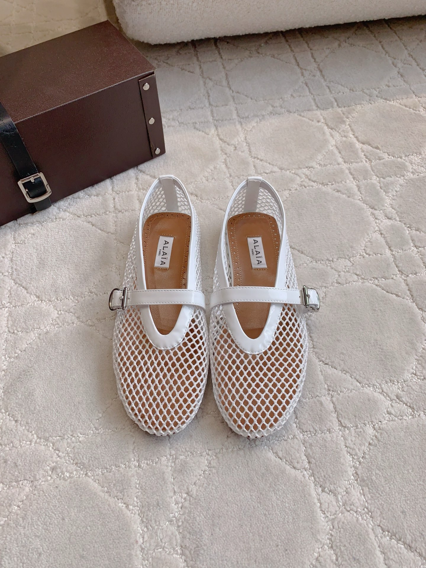 NO:392354,ALAIA's new mesh flat ballet shoes, a quirky and easy-to-wear flat shoes, super soft and breathable, easy to wear, versatile items, imported upper mesh, footbed sheepskin, original mold-opening sole, size 35-39 (customized for 40), ballet shoes, alaia, flats, sheepskin19860909ALAIA新款网状平底芭蕾舞鞋 古灵精怪又超好穿的一款平底鞋 鞋身超级柔软透气 好穿到没朋友 百搭单品 鞋面进口网面 垫脚羊皮 原版开模大底 尺码35-39（40定做）,芭蕾舞鞋,alaia,flats,sheepskin,Women's Shoes