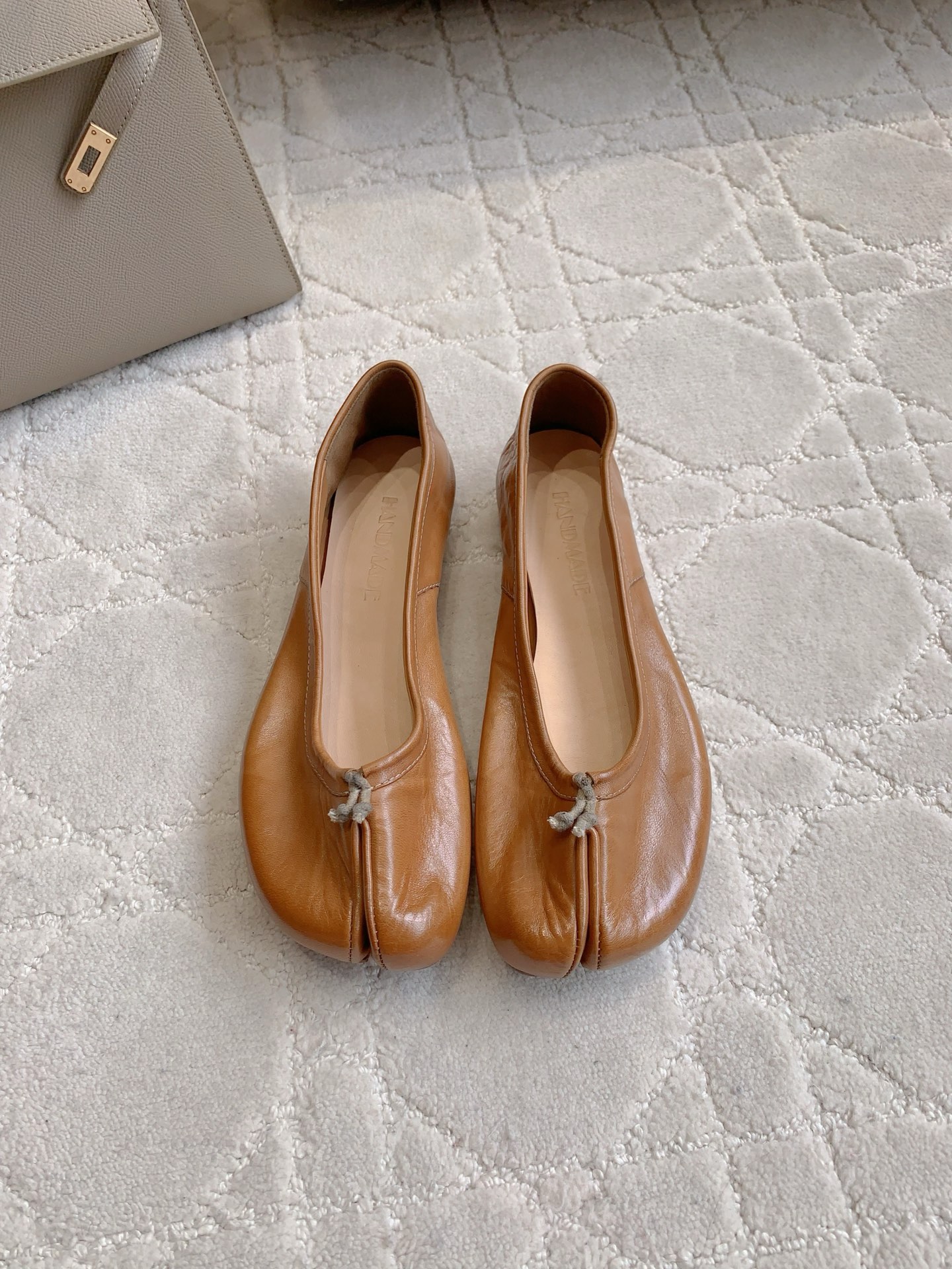 NO:388782,Independent brand (can be customized for self-marking) classic wash horse leather slack and wrinkle texture split toe flat shoes Goodyear craftsmanship is a classic work in the field of shoe production. It carries the exquisite skills and inheritance of nearly two centuries. Its core feature is the use of unique double stitching technology to perfectly connect the inner upper and the edge strips, further enhancing the durability and comfort of the shoes. High-quality imported horse leather is selected. Its unique fiber structure is tight and thick. After a unique washing and tanning process, it is polished and polished to show a natural and unique aging beauty. Upper horse leather inner foot pad horse leather midsole genuine leather outsole genuine leather combination raw glue anti-slip sole Size 35-39 (customized for 40), Doudou shoes, flats19860909自主品牌（可来样订做自主标）经典款水洗马皮松弛细皱肌理分趾平底鞋 固特异工艺作为鞋履制作领域的经典之作 承载的近两个世纪的精湛技艺与传承 其核心特点在于运用独特的双重缝线技术 将内里 鞋面和沿条完美连接 进一步增强了鞋子的耐用性和舒适度 选用优质进口马皮 其独特的纤维结构紧密且厚实 经过独特水洗鞣制工艺 再加以擦色和抛光处理 展现出自然且独特的做旧美感 鞋面马皮 内里垫脚马皮 中底真皮 大底真皮组合生胶防滑底  尺码35-39（40定做）,豆豆鞋,flats,Women's Shoes